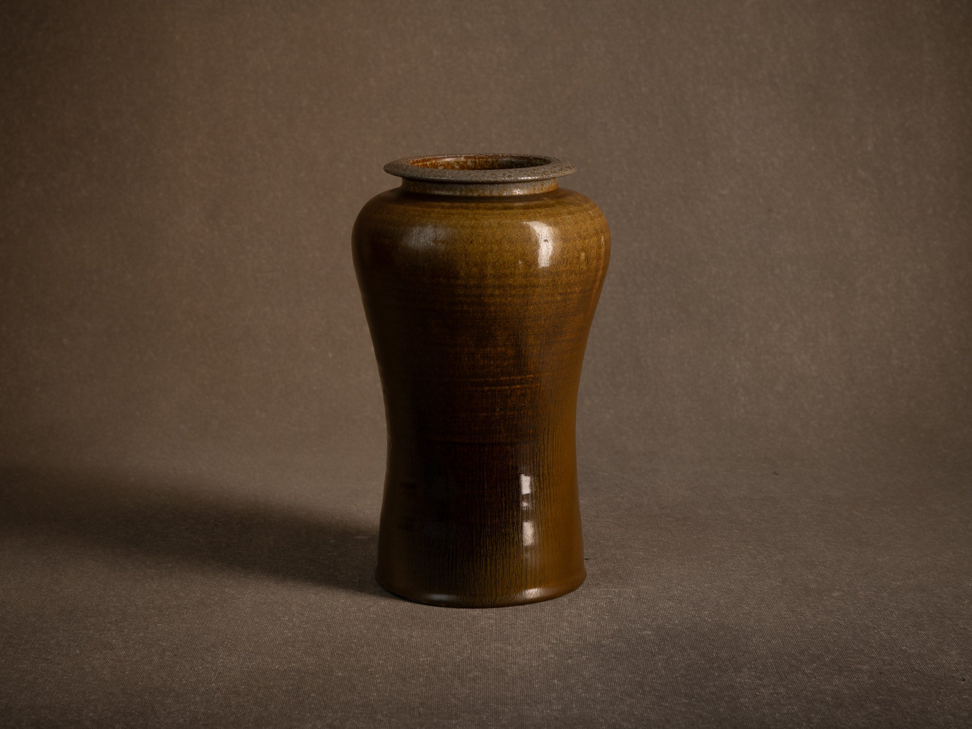 Vase meiping à émail fourrure de lièvre d’Antoine de Vinck, France (vers 1965)..Meiping hare's fur glaze vase by Antoine de Vinck, France (circa 1965)