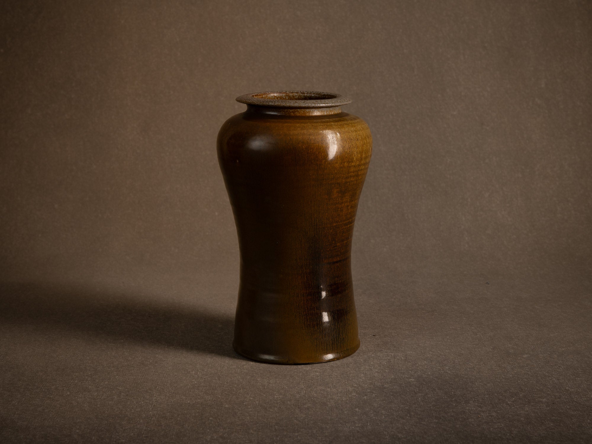 Vase meiping à émail fourrure de lièvre d’Antoine de Vinck, France (vers 1965)..Meiping hare's fur glaze vase by Antoine de Vinck, France (circa 1965)
