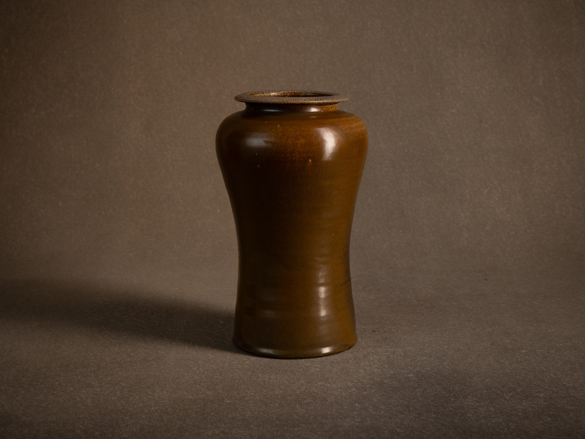 Vase meiping à émail fourrure de lièvre d’Antoine de Vinck, France (vers 1965)..Meiping hare's fur glaze vase by Antoine de Vinck, France (circa 1965)