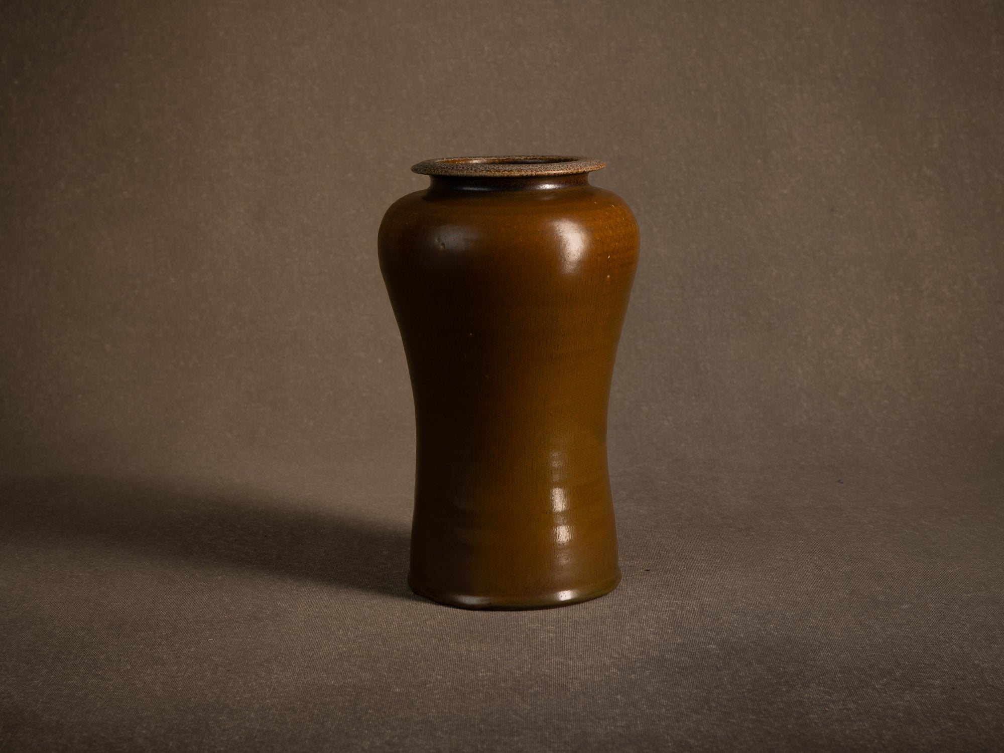 Vase meiping à émail fourrure de lièvre d’Antoine de Vinck, France (vers 1965)..Meiping hare's fur glaze vase by Antoine de Vinck, France (circa 1965)