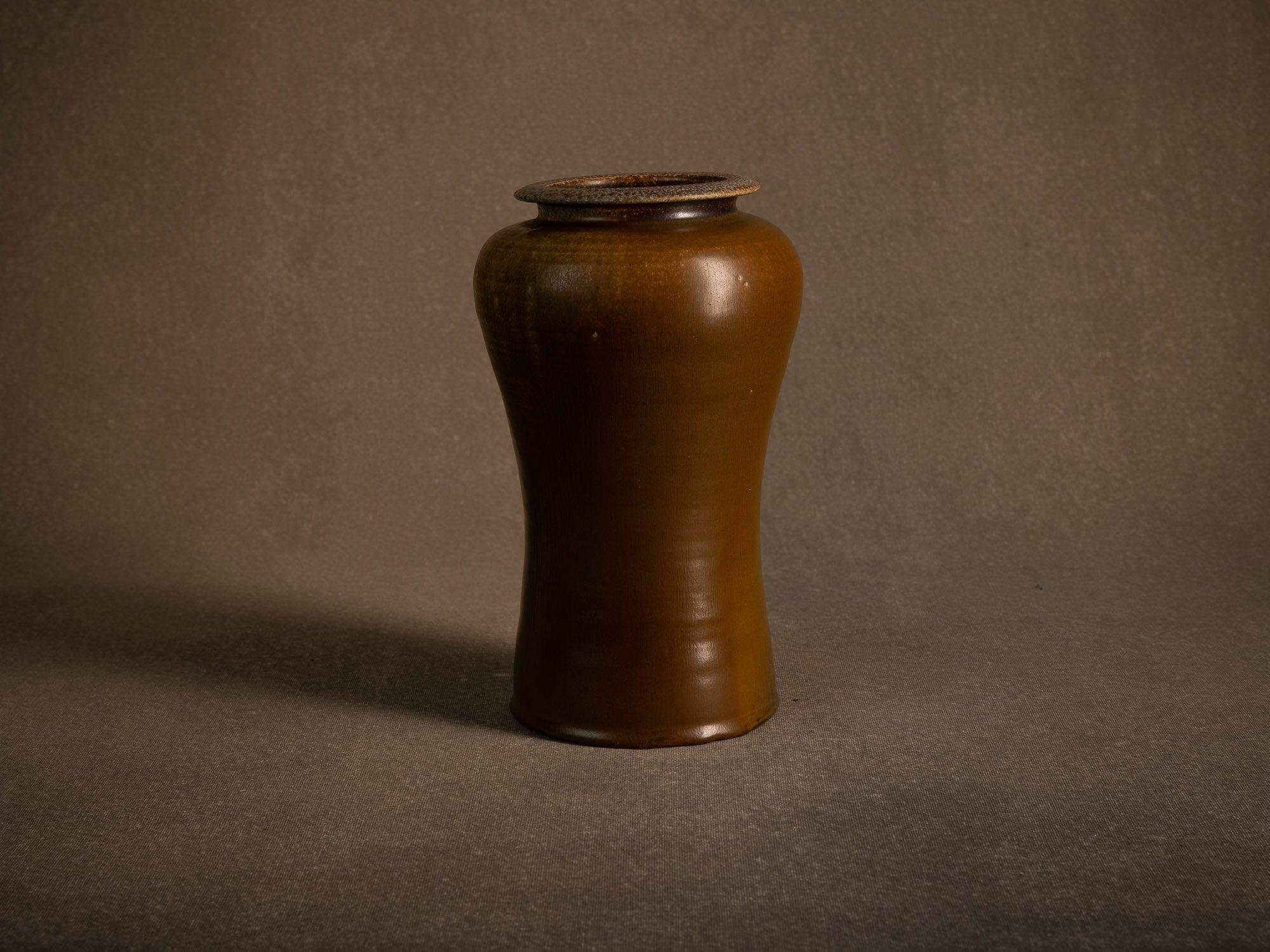Vase meiping à émail fourrure de lièvre d’Antoine de Vinck, France (vers 1965)..Meiping hare's fur glaze vase by Antoine de Vinck, France (circa 1965)