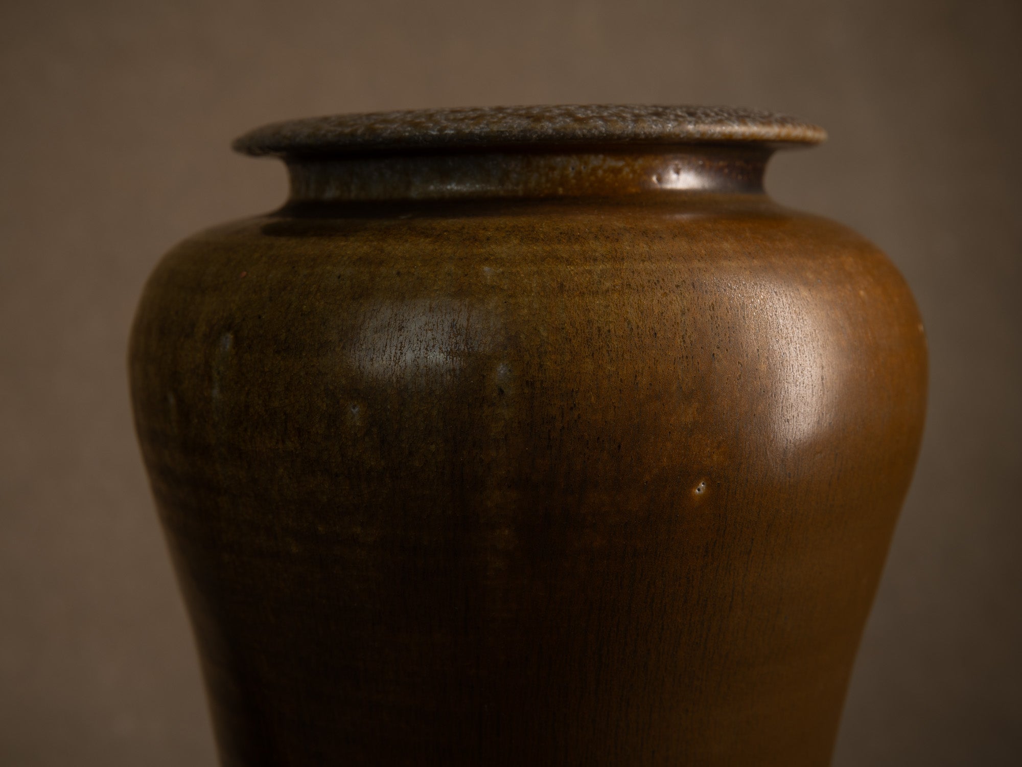 Vase meiping à émail fourrure de lièvre d’Antoine de Vinck, France (vers 1965)..Meiping hare's fur glaze vase by Antoine de Vinck, France (circa 1965)