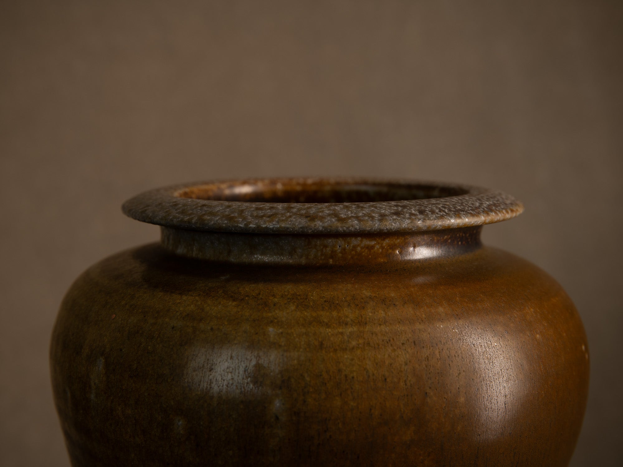 Vase meiping à émail fourrure de lièvre d’Antoine de Vinck, France (vers 1965)..Meiping hare's fur glaze vase by Antoine de Vinck, France (circa 1965)
