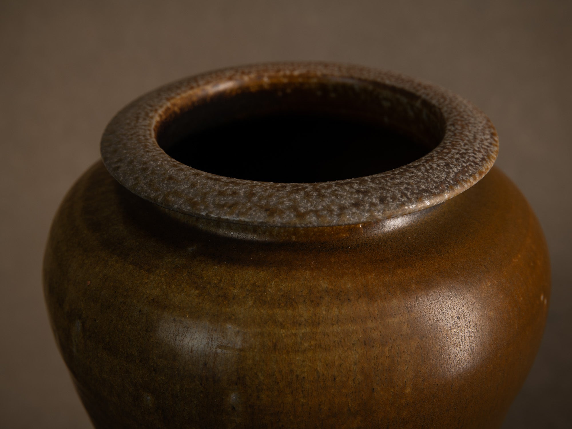 Vase meiping à émail fourrure de lièvre d’Antoine de Vinck, France (vers 1965)..Meiping hare's fur glaze vase by Antoine de Vinck, France (circa 1965)