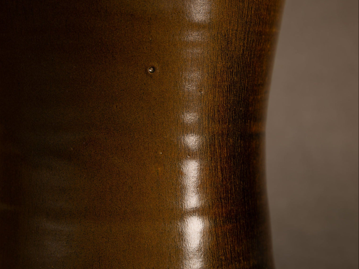 Vase meiping à émail fourrure de lièvre d’Antoine de Vinck, France (vers 1965)..Meiping hare's fur glaze vase by Antoine de Vinck, France (circa 1965)