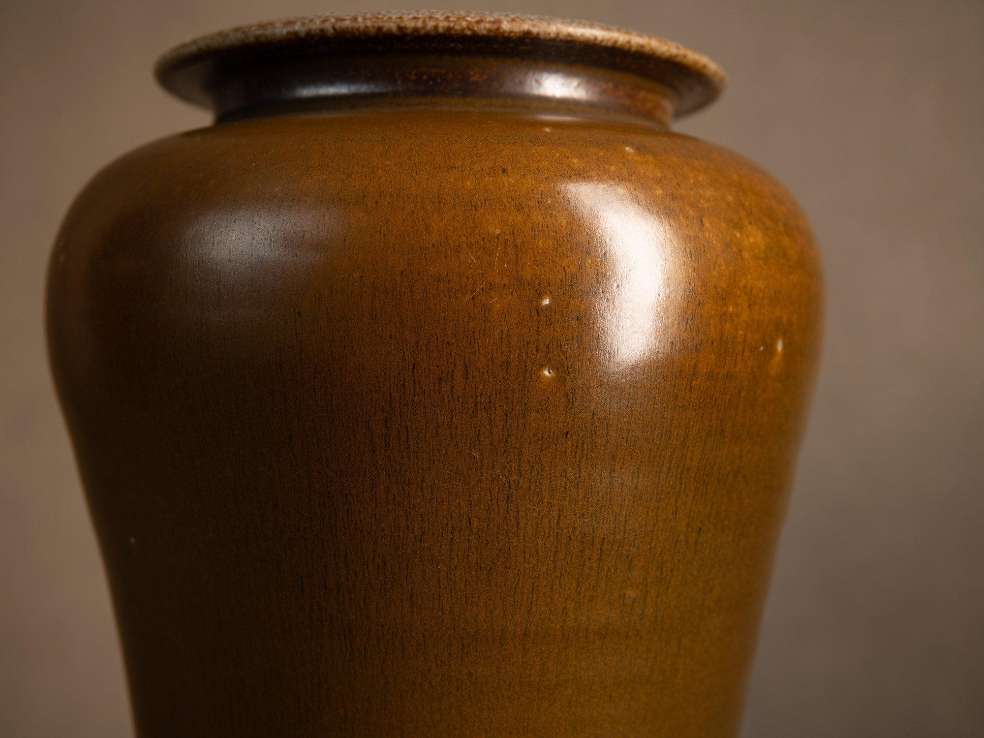 Vase meiping à émail fourrure de lièvre d’Antoine de Vinck, France (vers 1965)..Meiping hare's fur glaze vase by Antoine de Vinck, France (circa 1965)