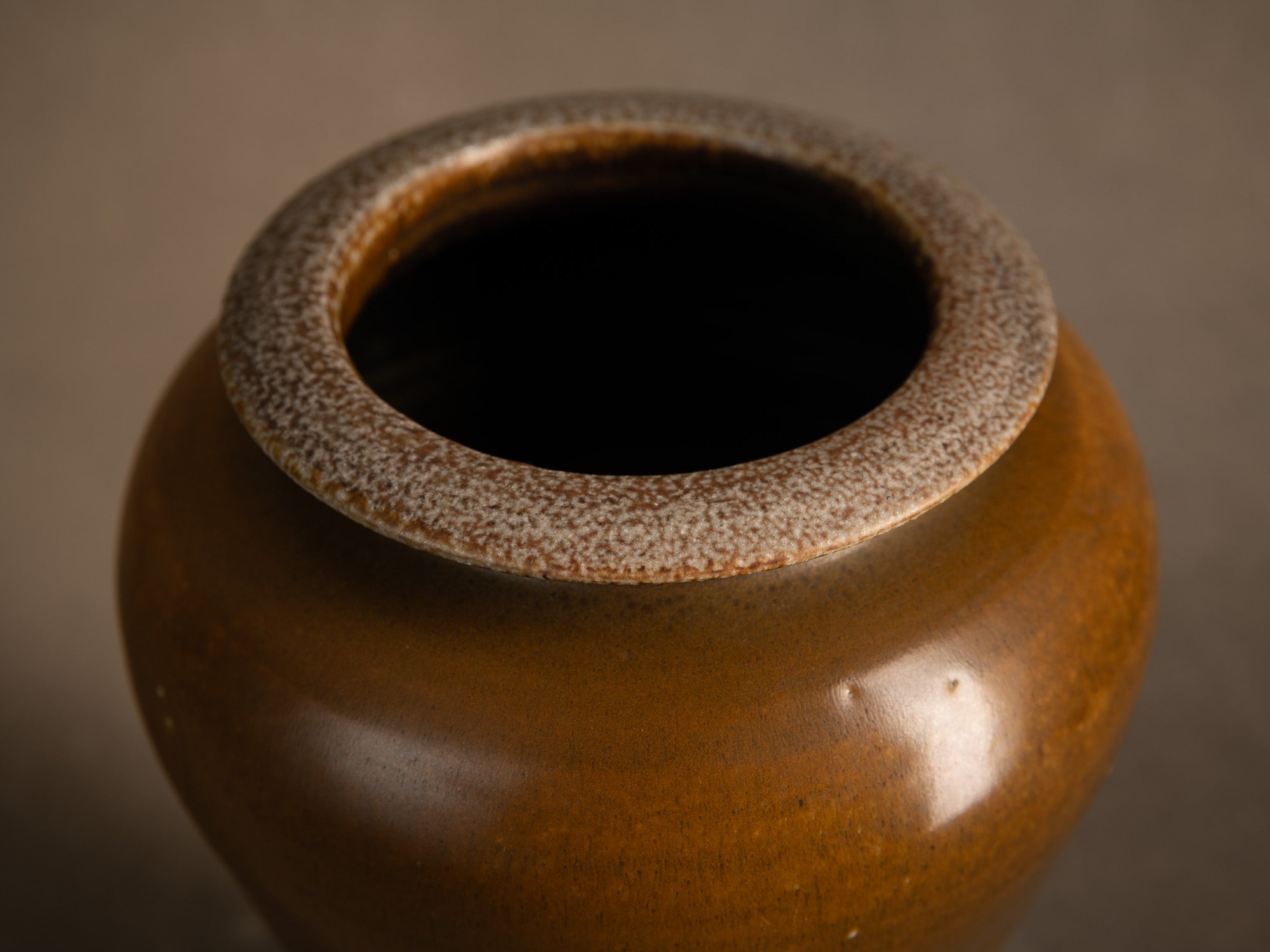 Vase meiping à émail fourrure de lièvre d’Antoine de Vinck, France (vers 1965)..Meiping hare's fur glaze vase by Antoine de Vinck, France (circa 1965)