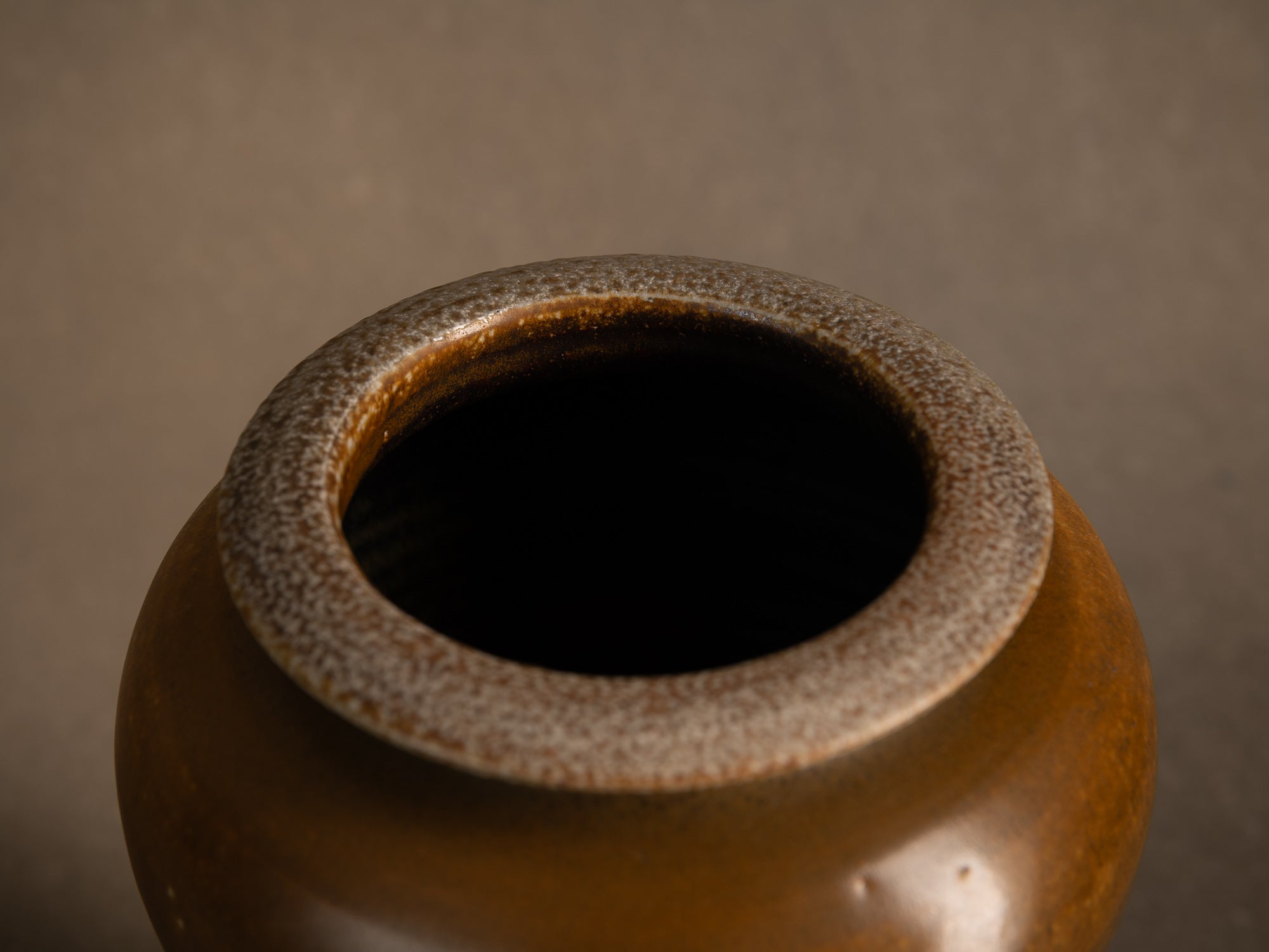 Vase meiping à émail fourrure de lièvre d’Antoine de Vinck, France (vers 1965)..Meiping hare's fur glaze vase by Antoine de Vinck, France (circa 1965)