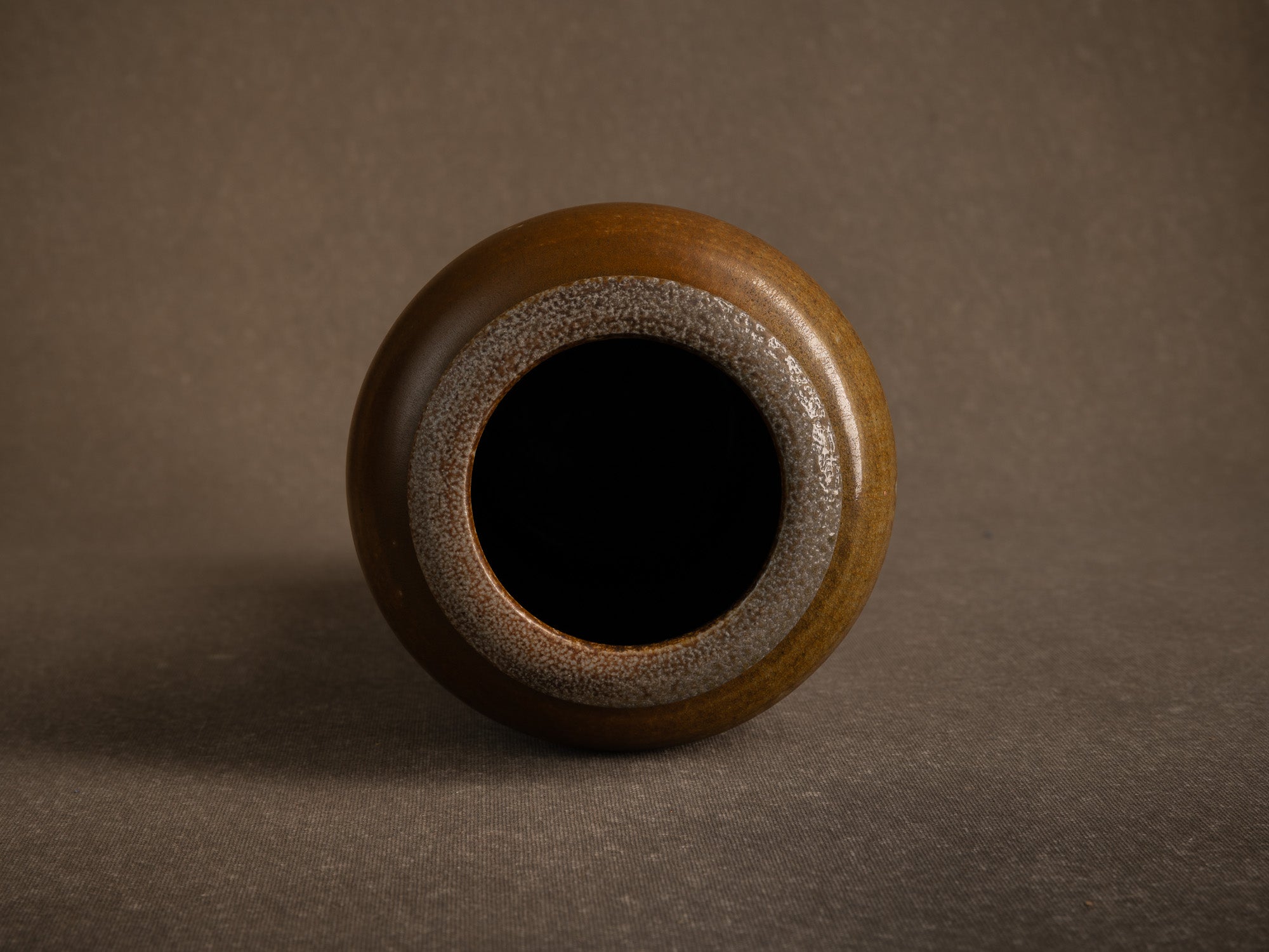 Vase meiping à émail fourrure de lièvre d’Antoine de Vinck, France (vers 1965)..Meiping hare's fur glaze vase by Antoine de Vinck, France (circa 1965)