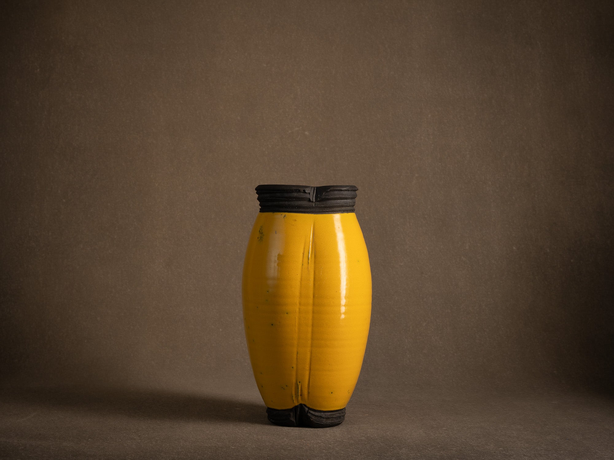 Sculptural vase à cuisson raku par François Chesneau, France (2001)..Sculptural western raku ware vaseby François Chesneau, France (2001)