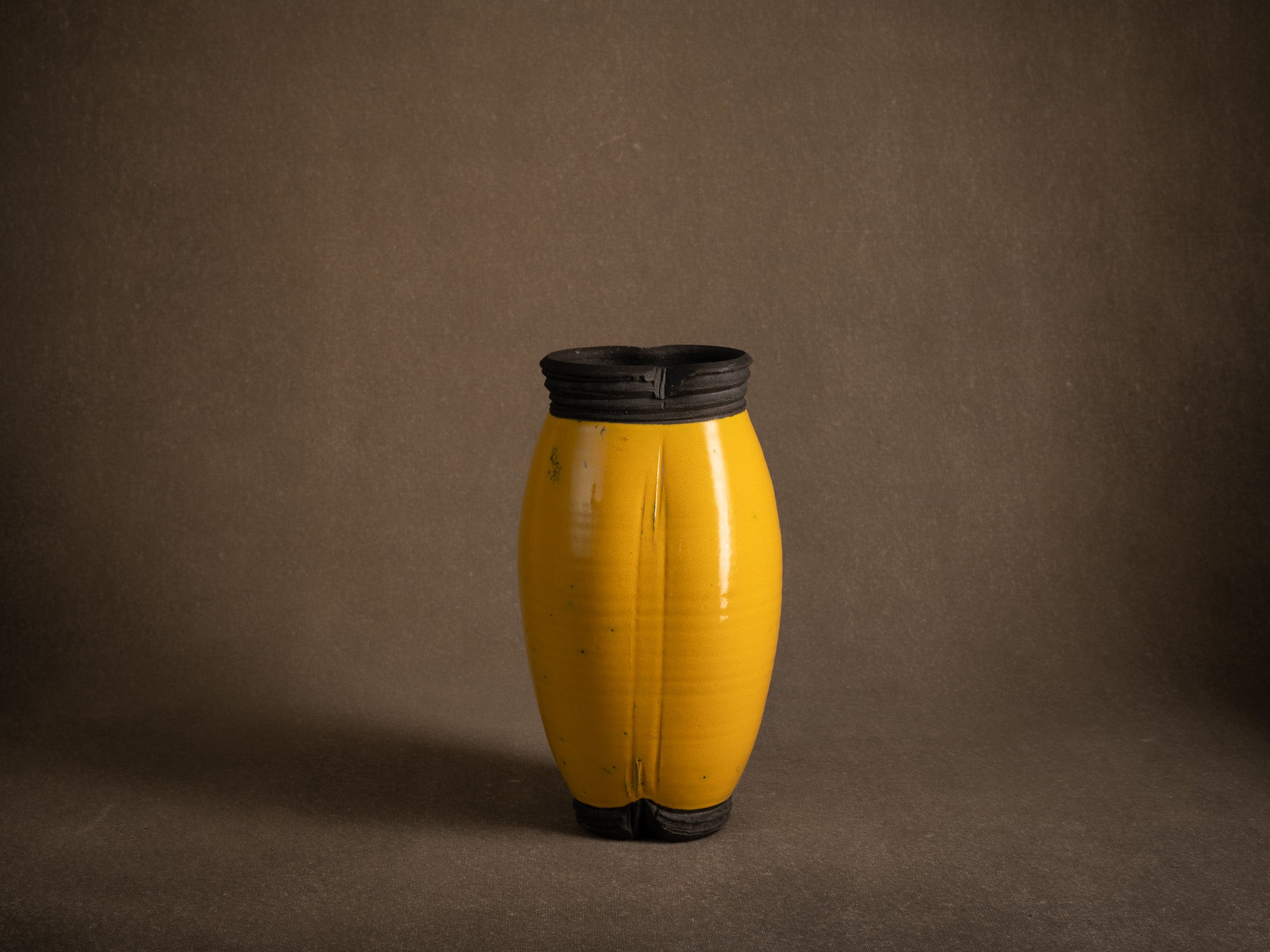 Sculptural vase à cuisson raku par François Chesneau, France (2001)..Sculptural western raku ware vaseby François Chesneau, France (2001)