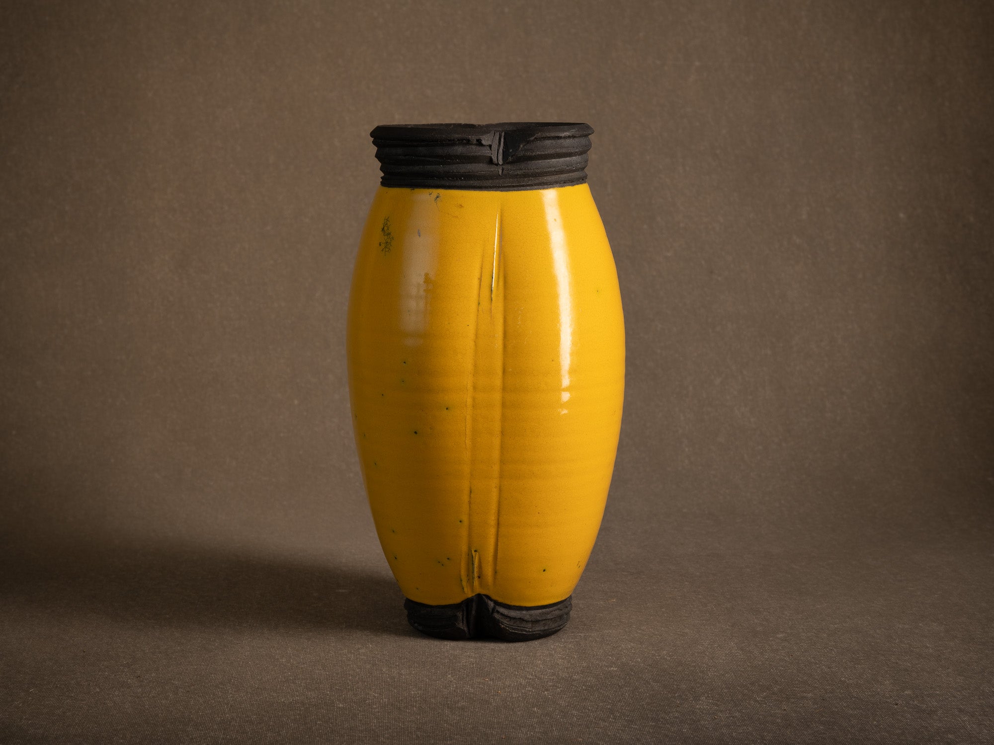 Sculptural vase à cuisson raku par François Chesneau, France (2001)..Sculptural western raku ware vaseby François Chesneau, France (2001)