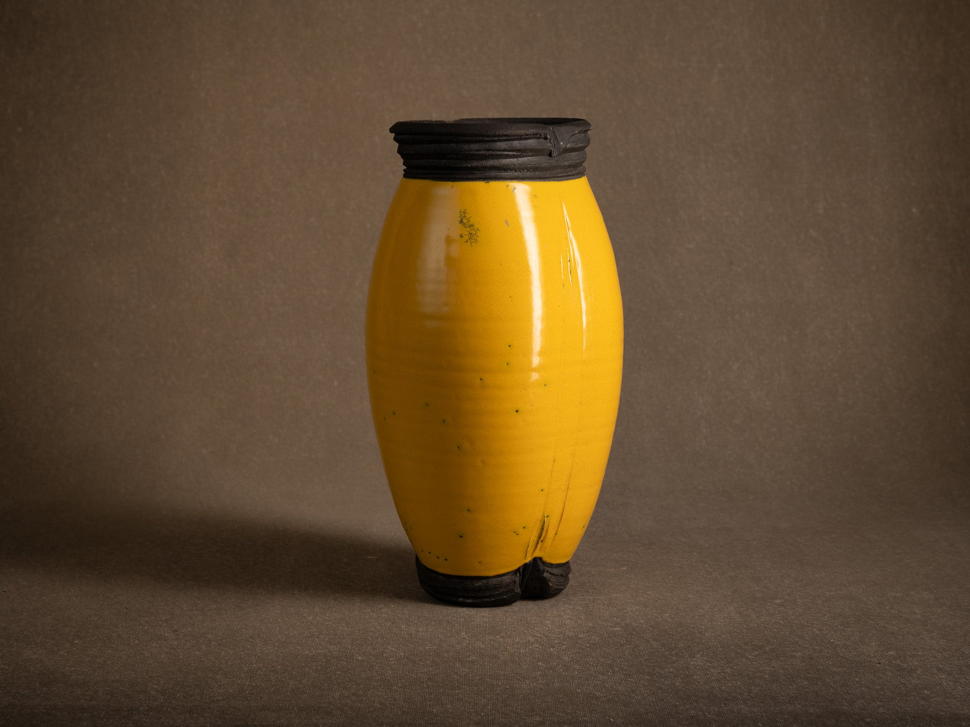 Sculptural vase à cuisson raku par François Chesneau, France (2001)..Sculptural western raku ware vaseby François Chesneau, France (2001)