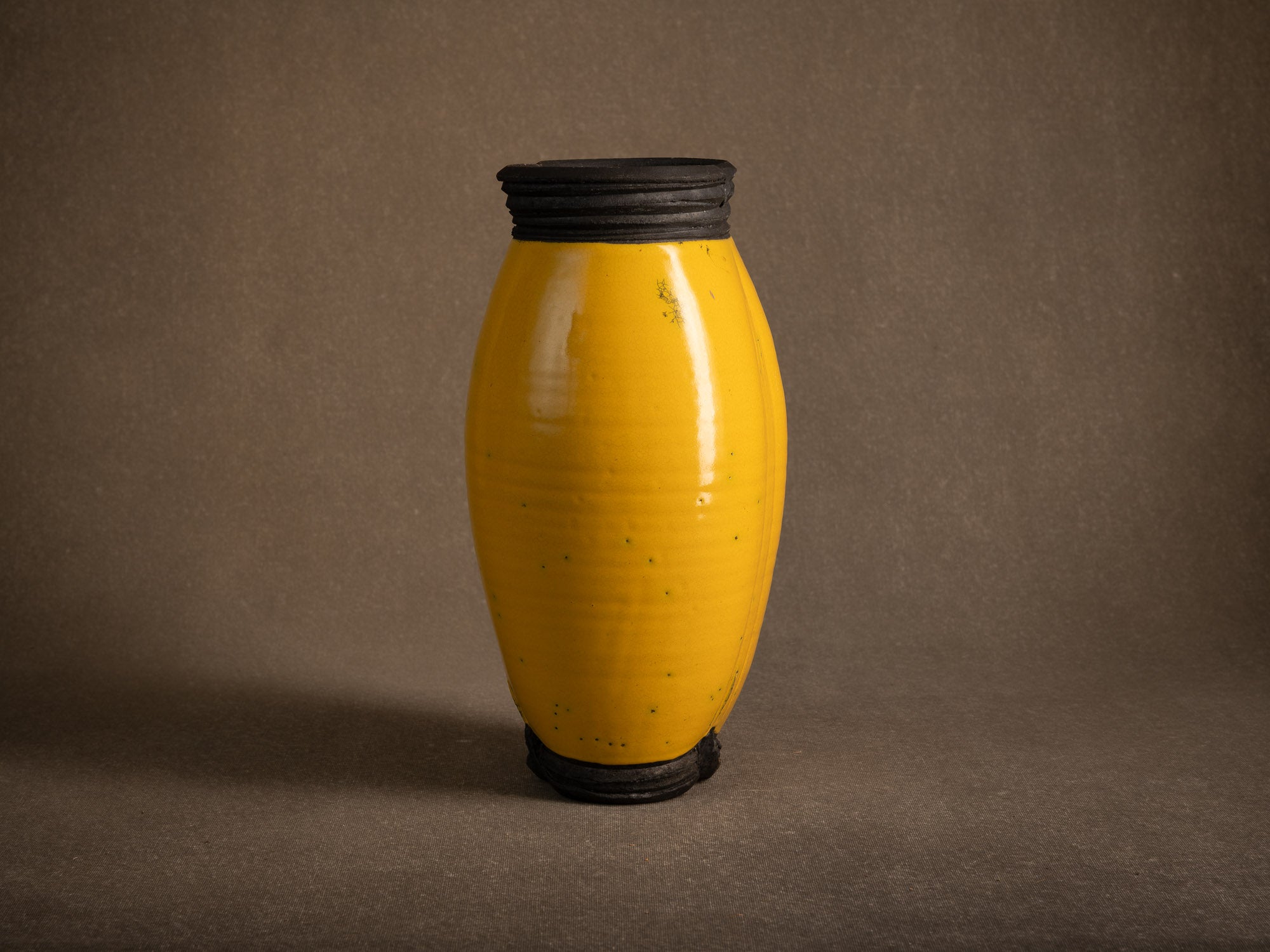 Sculptural vase à cuisson raku par François Chesneau, France (2001)..Sculptural western raku ware vaseby François Chesneau, France (2001)