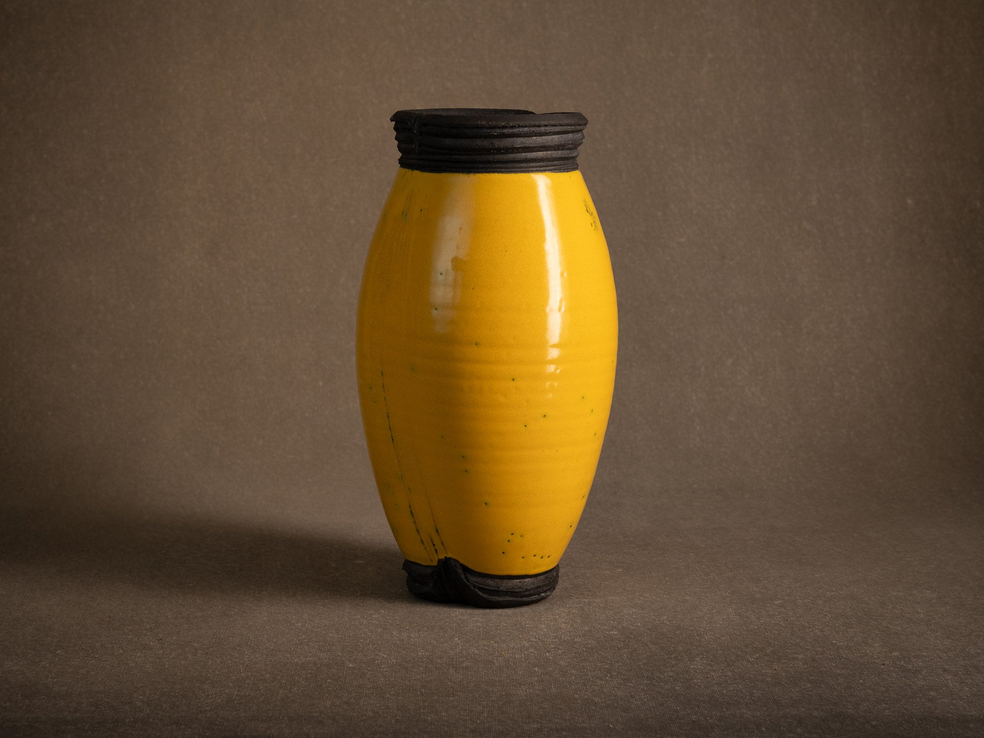 Sculptural vase à cuisson raku par François Chesneau, France (2001)..Sculptural western raku ware vaseby François Chesneau, France (2001)