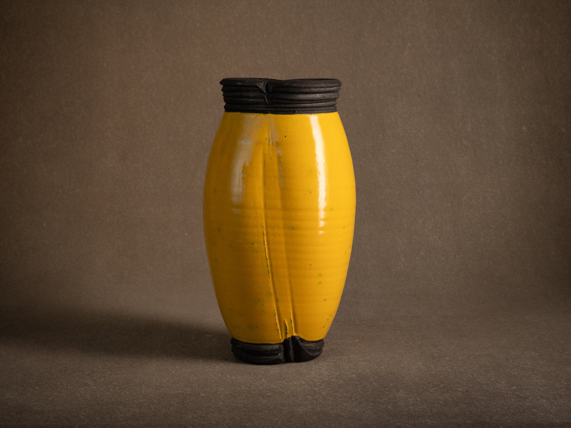 Sculptural vase à cuisson raku par François Chesneau, France (2001)..Sculptural western raku ware vaseby François Chesneau, France (2001)