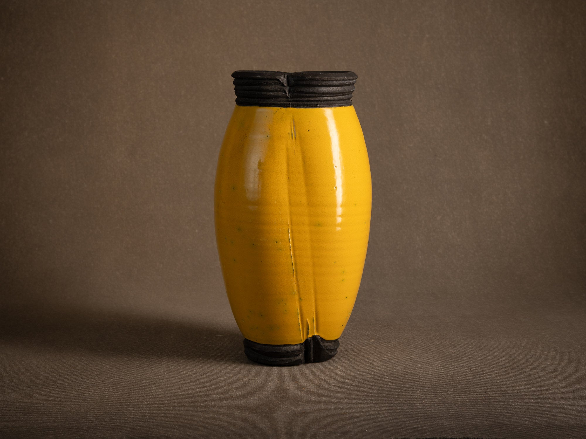 Sculptural vase à cuisson raku par François Chesneau, France (2001)..Sculptural western raku ware vaseby François Chesneau, France (2001)