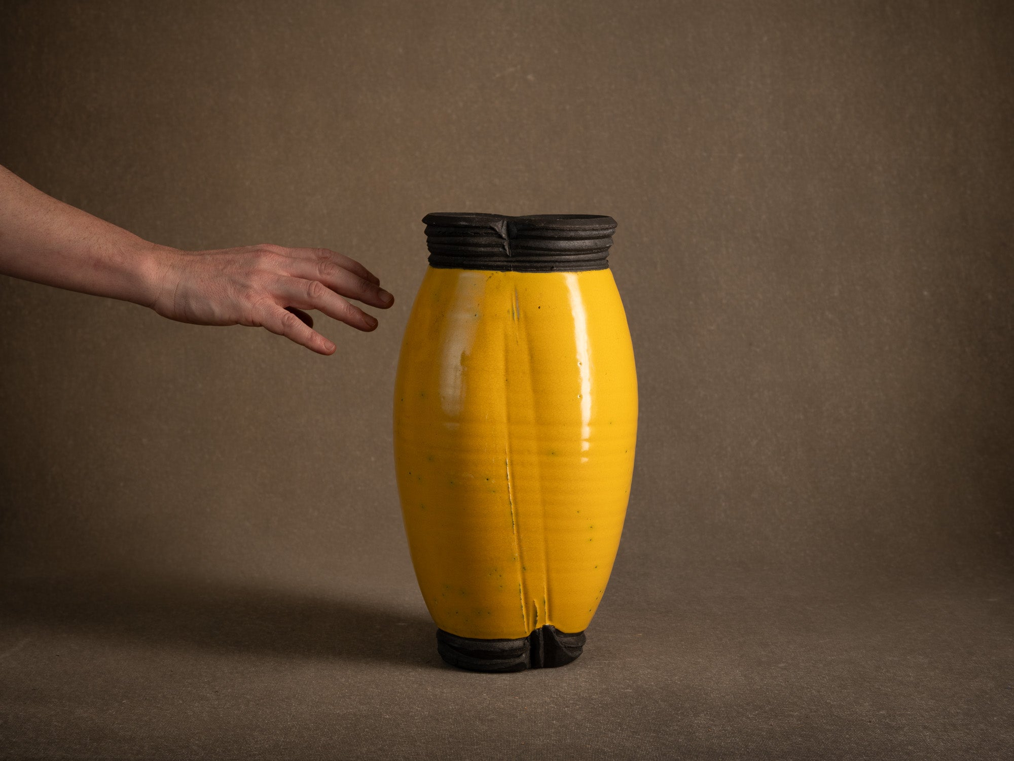 Sculptural vase à cuisson raku par François Chesneau, France (2001)..Sculptural western raku ware vaseby François Chesneau, France (2001)