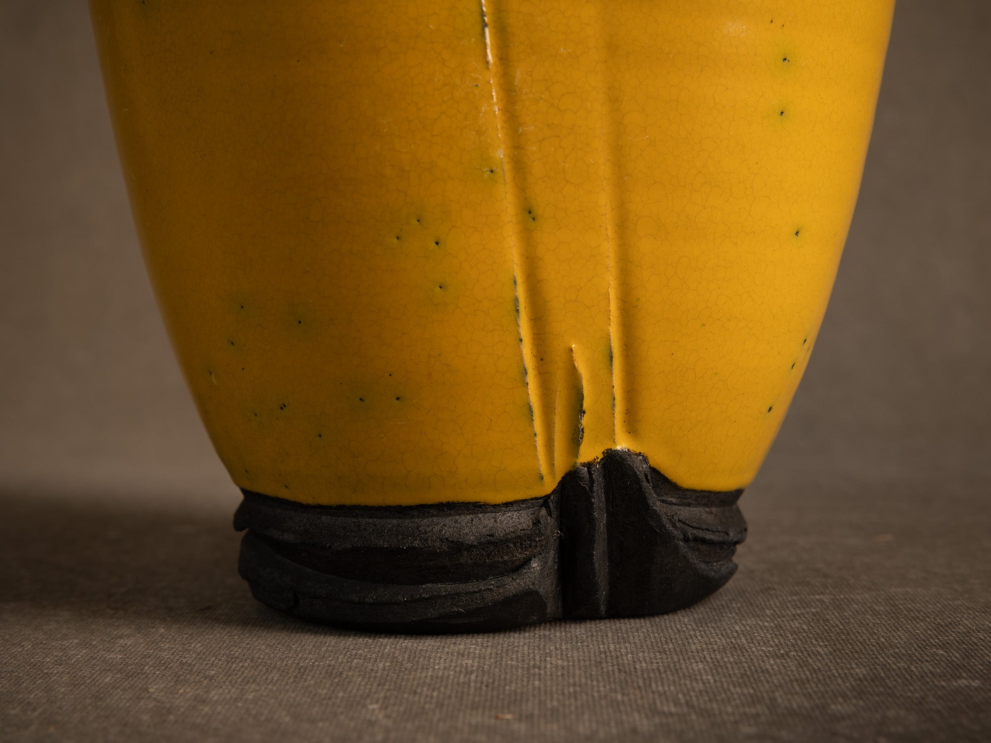 Sculptural vase à cuisson raku par François Chesneau, France (2001)..Sculptural western raku ware vaseby François Chesneau, France (2001)
