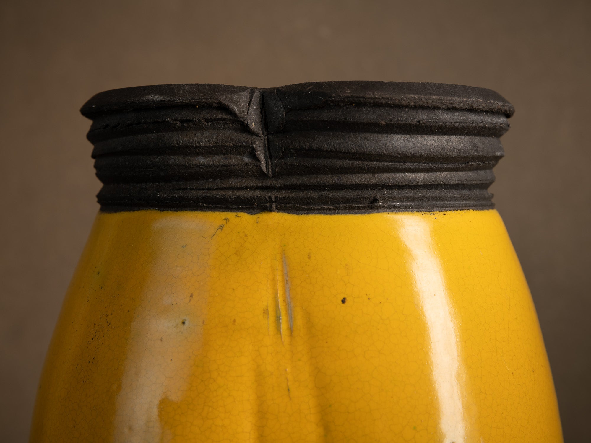 Sculptural vase à cuisson raku par François Chesneau, France (2001)..Sculptural western raku ware vaseby François Chesneau, France (2001)