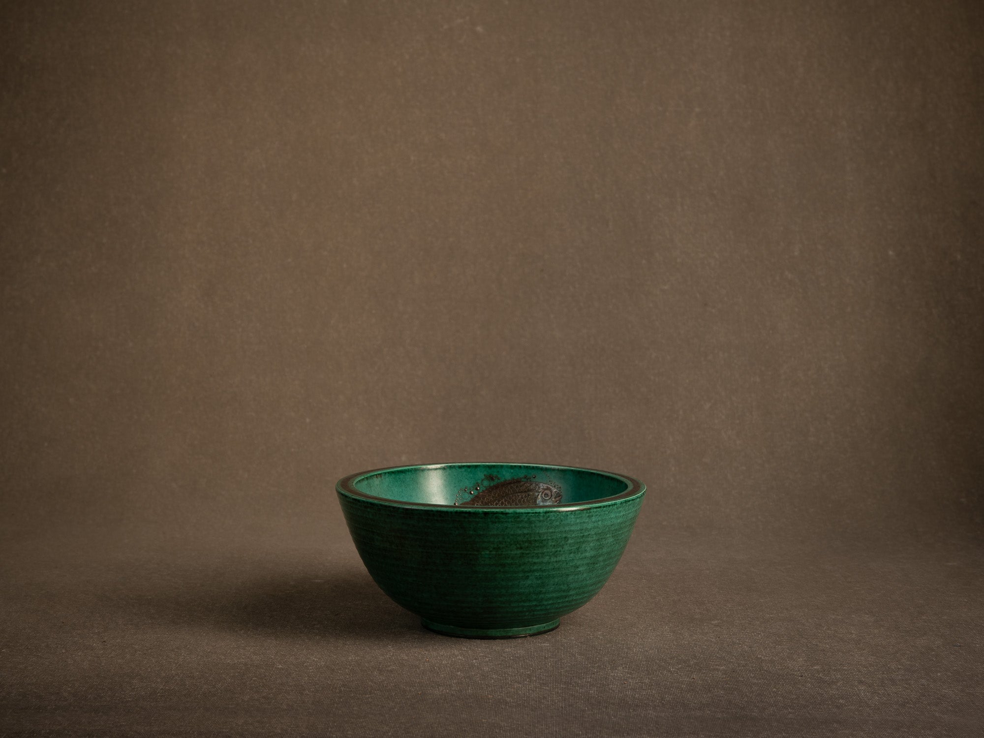Coupe circulaire à la carpe koï en porcelaine de Wilhelm Kåge pour Gustavsberg, Suède (vers 1930-40)..Circular porcelain Koï carp bowl by Wilhelm Kåge for Gustavsberg, Sweden (c. 1930-40)
