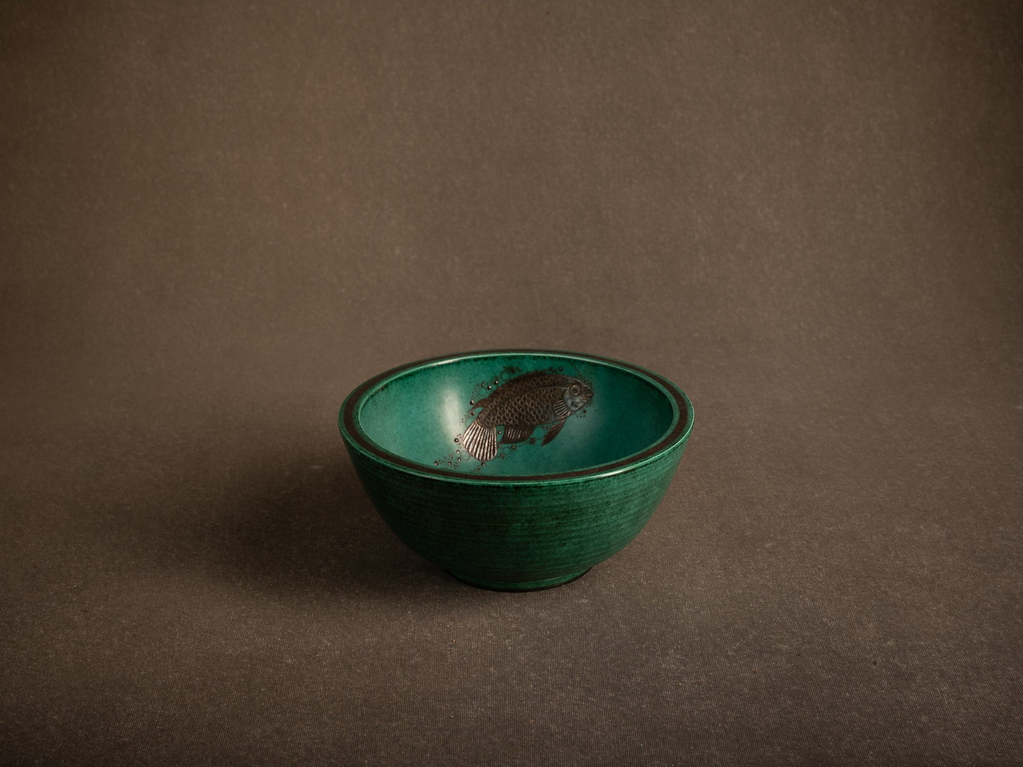 Coupe circulaire à la carpe koï en porcelaine de Wilhelm Kåge pour Gustavsberg, Suède (vers 1930-40)..Circular porcelain Koï carp bowl by Wilhelm Kåge for Gustavsberg, Sweden (c. 1930-40)