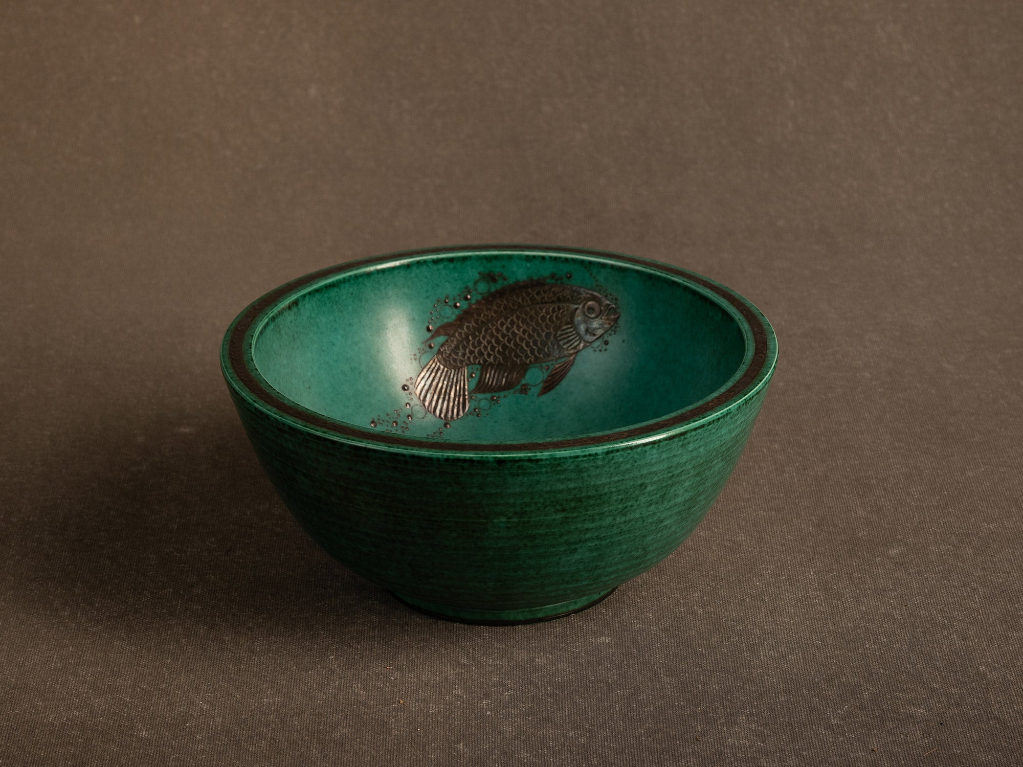 Coupe circulaire à la carpe koï en porcelaine de Wilhelm Kåge pour Gustavsberg, Suède (vers 1930-40)..Circular porcelain Koï carp bowl by Wilhelm Kåge for Gustavsberg, Sweden (c. 1930-40)