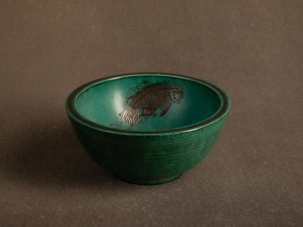 Coupe circulaire à la carpe koï en porcelaine de Wilhelm Kåge pour Gustavsberg, Suède (vers 1930-40)..Circular porcelain Koï carp bowl by Wilhelm Kåge for Gustavsberg, Sweden (c. 1930-40)