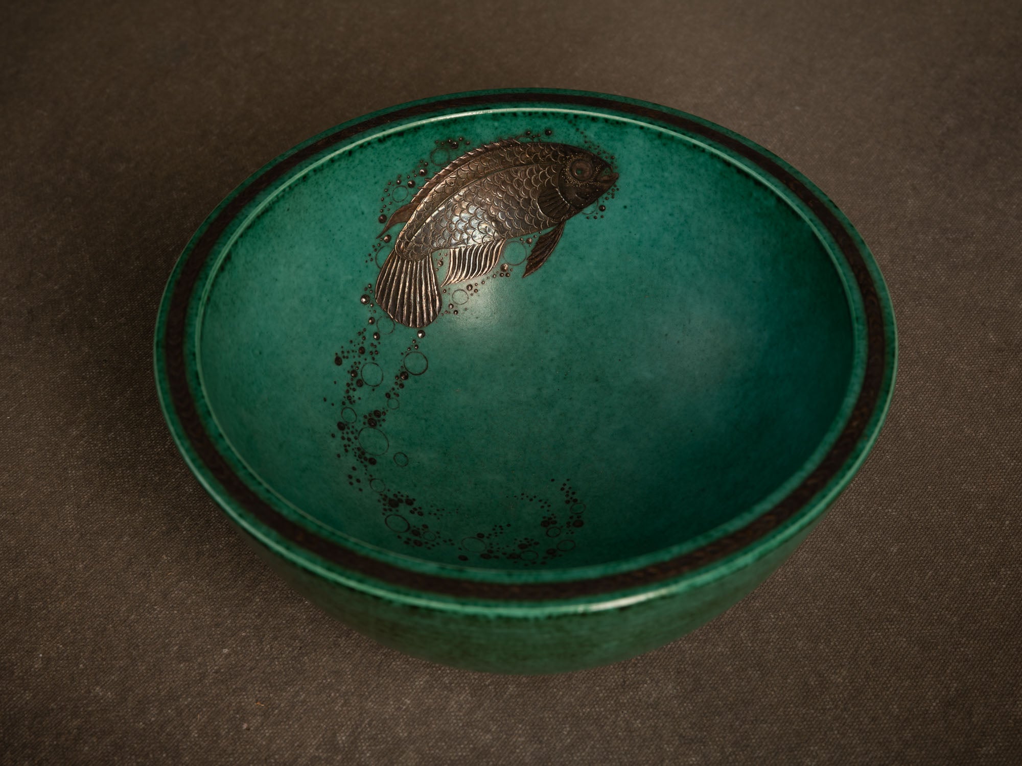 Coupe circulaire à la carpe koï en porcelaine de Wilhelm Kåge pour Gustavsberg, Suède (vers 1930-40)..Circular porcelain Koï carp bowl by Wilhelm Kåge for Gustavsberg, Sweden (c. 1930-40)