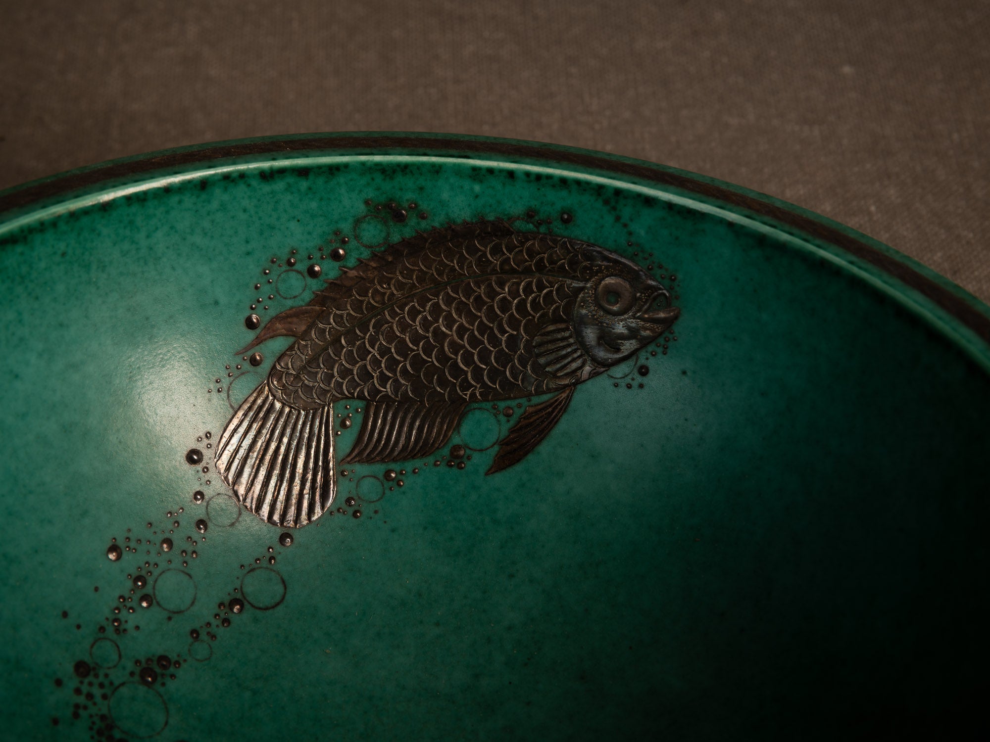 Coupe circulaire à la carpe koï en porcelaine de Wilhelm Kåge pour Gustavsberg, Suède (vers 1930-40)..Circular porcelain Koï carp bowl by Wilhelm Kåge for Gustavsberg, Sweden (c. 1930-40)