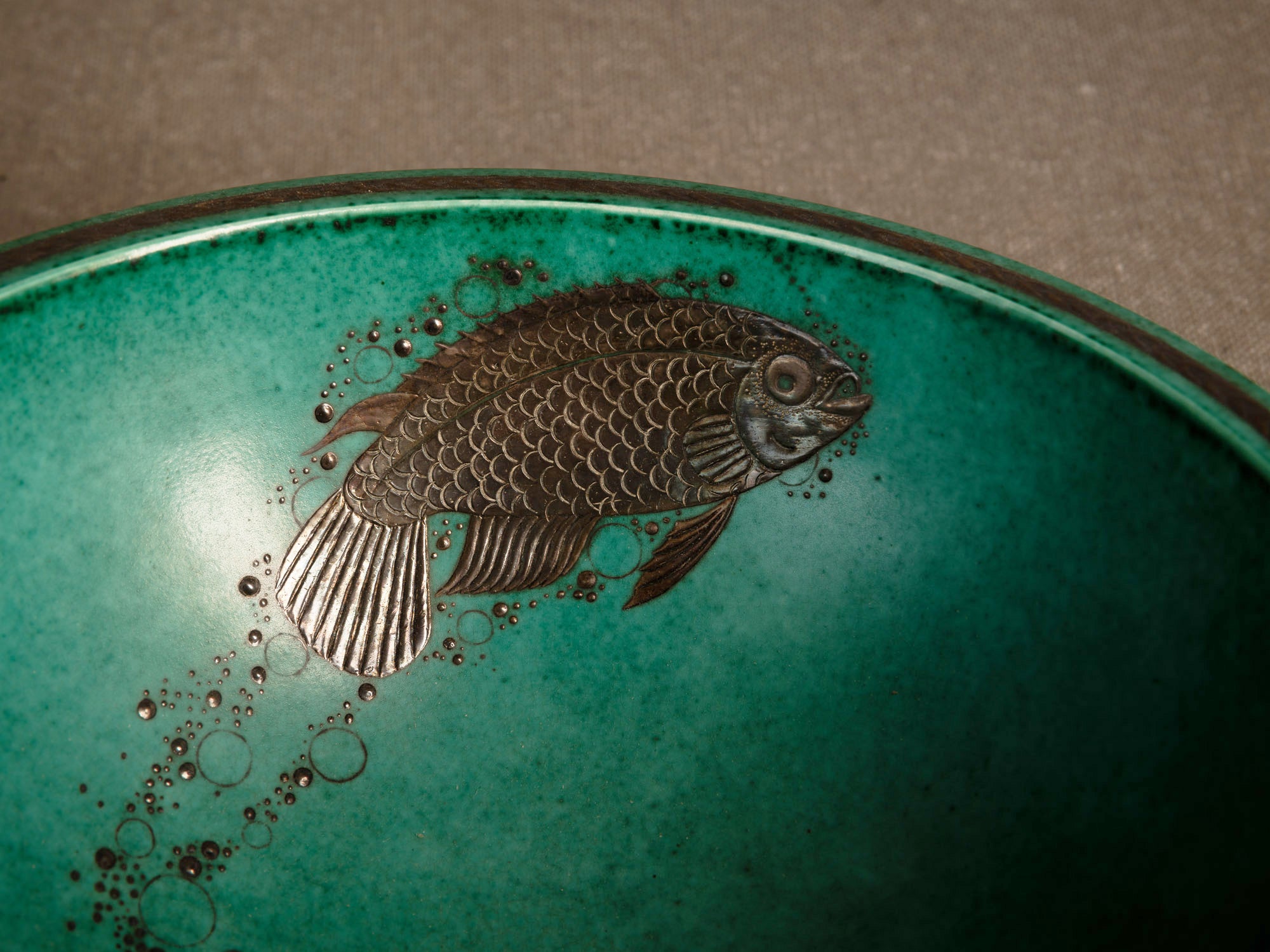 Coupe circulaire à la carpe koï en porcelaine de Wilhelm Kåge pour Gustavsberg, Suède (vers 1930-40)..Circular porcelain Koï carp bowl by Wilhelm Kåge for Gustavsberg, Sweden (c. 1930-40)