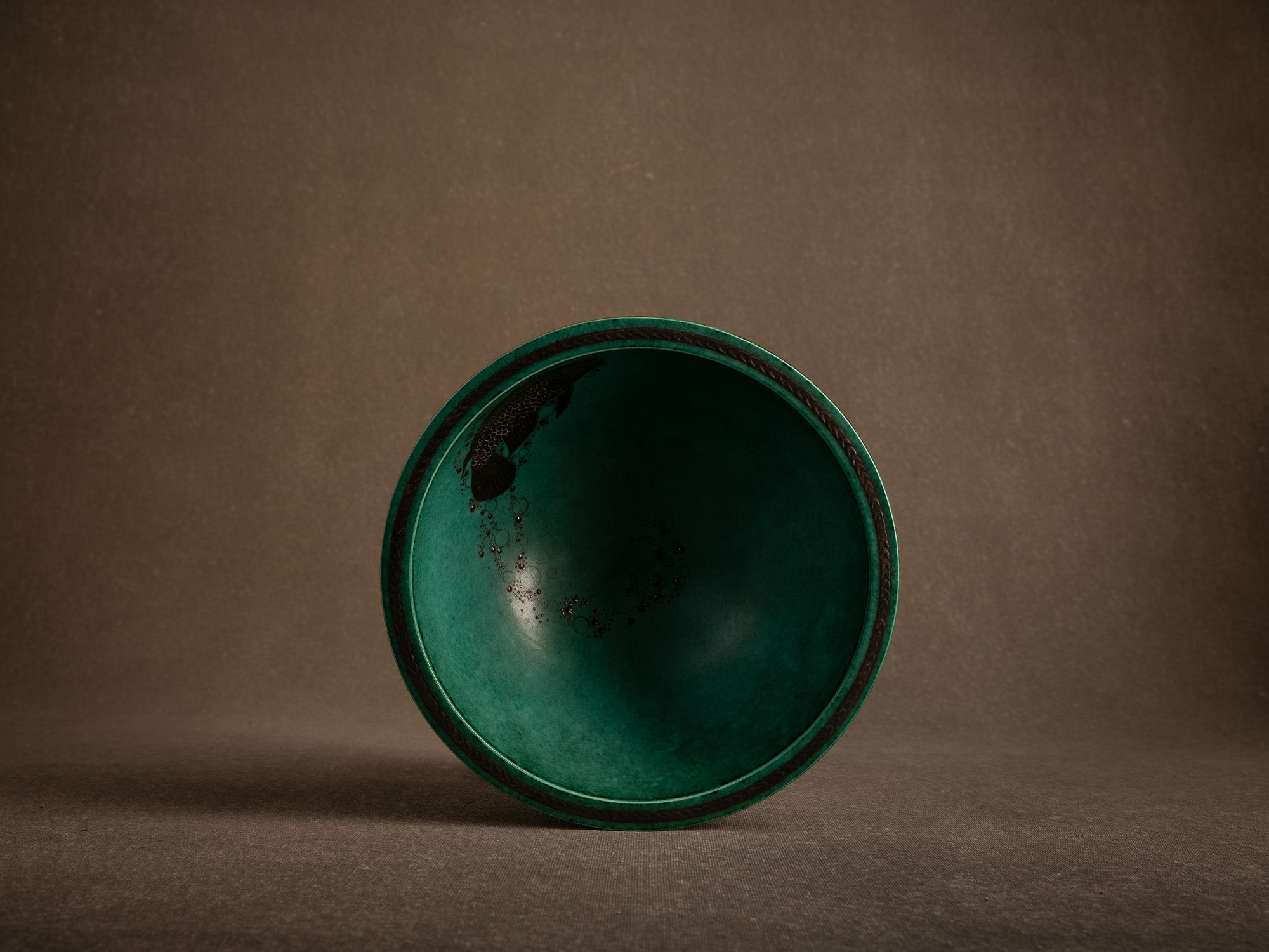 Coupe circulaire à la carpe koï en porcelaine de Wilhelm Kåge pour Gustavsberg, Suède (vers 1930-40)..Circular porcelain Koï carp bowl by Wilhelm Kåge for Gustavsberg, Sweden (c. 1930-40)