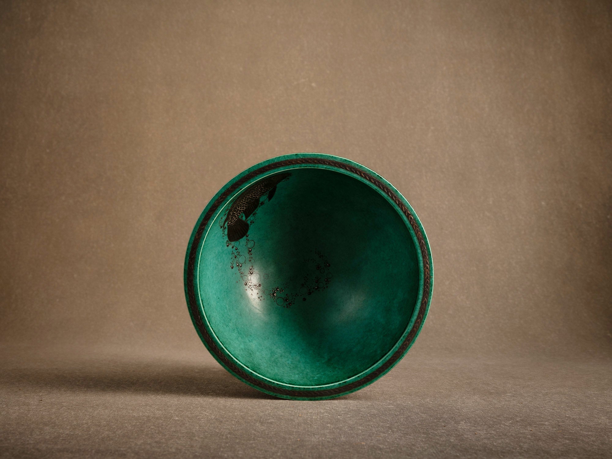 Coupe circulaire à la carpe koï en porcelaine de Wilhelm Kåge pour Gustavsberg, Suède (vers 1930-40)..Circular porcelain Koï carp bowl by Wilhelm Kåge for Gustavsberg, Sweden (c. 1930-40)