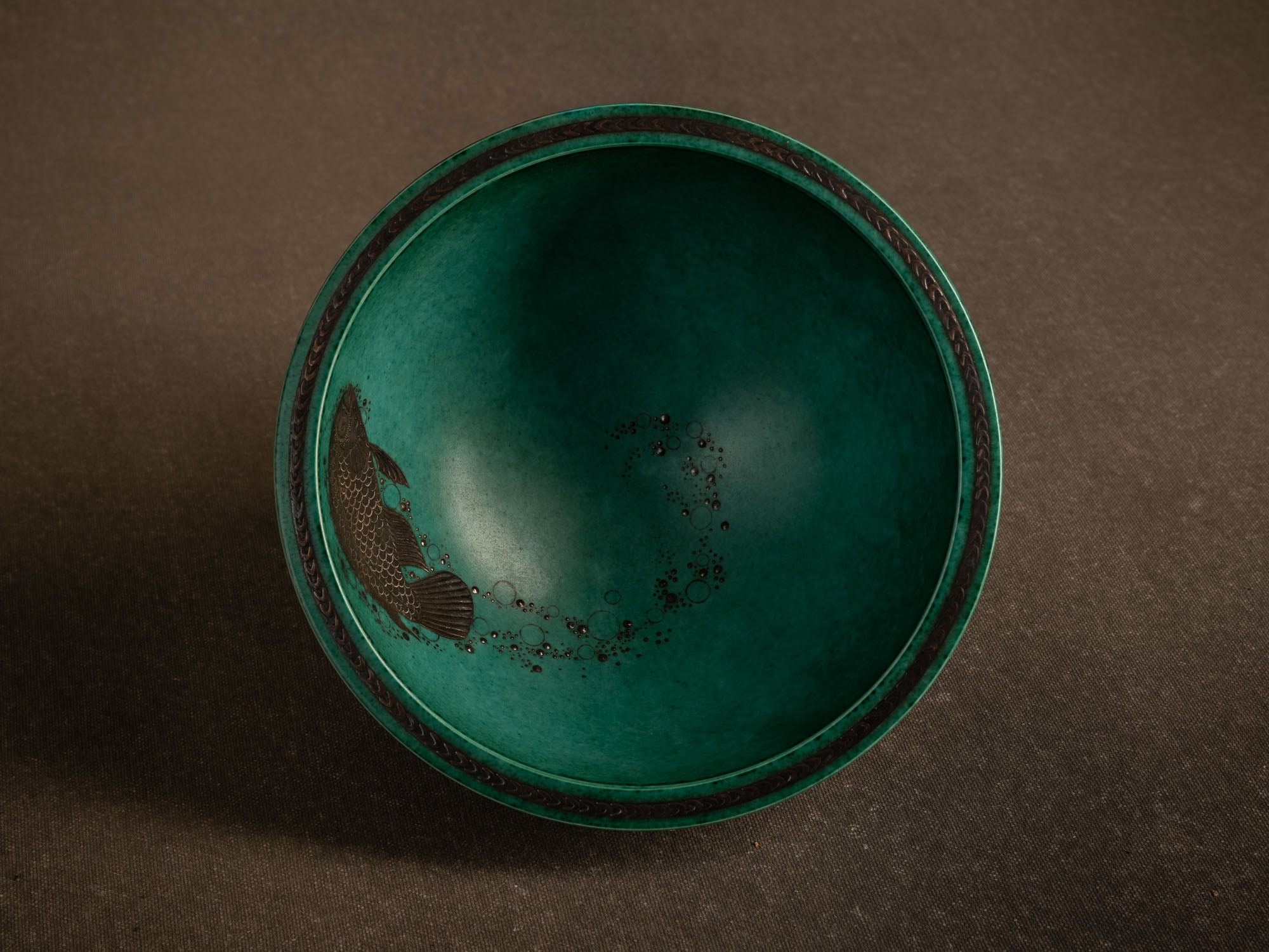 Coupe circulaire à la carpe koï en porcelaine de Wilhelm Kåge pour Gustavsberg, Suède (vers 1930-40)..Circular porcelain Koï carp bowl by Wilhelm Kåge for Gustavsberg, Sweden (c. 1930-40)