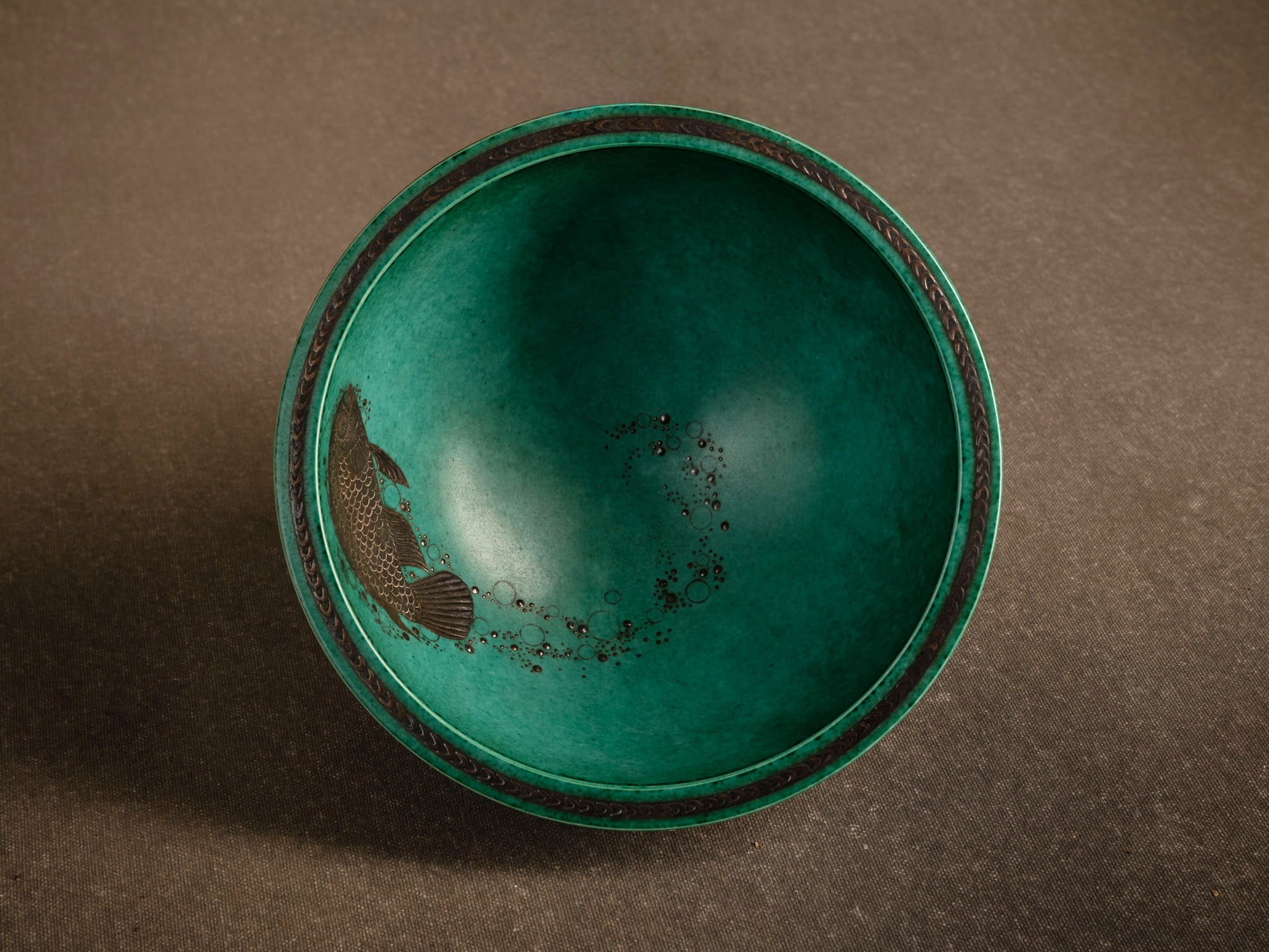 Coupe circulaire à la carpe koï en porcelaine de Wilhelm Kåge pour Gustavsberg, Suède (vers 1930-40)..Circular porcelain Koï carp bowl by Wilhelm Kåge for Gustavsberg, Sweden (c. 1930-40)