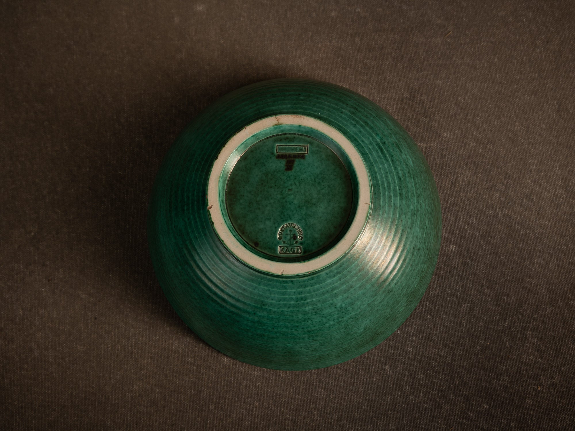 Coupe circulaire à la carpe koï en porcelaine de Wilhelm Kåge pour Gustavsberg, Suède (vers 1930-40)..Circular porcelain Koï carp bowl by Wilhelm Kåge for Gustavsberg, Sweden (c. 1930-40)
