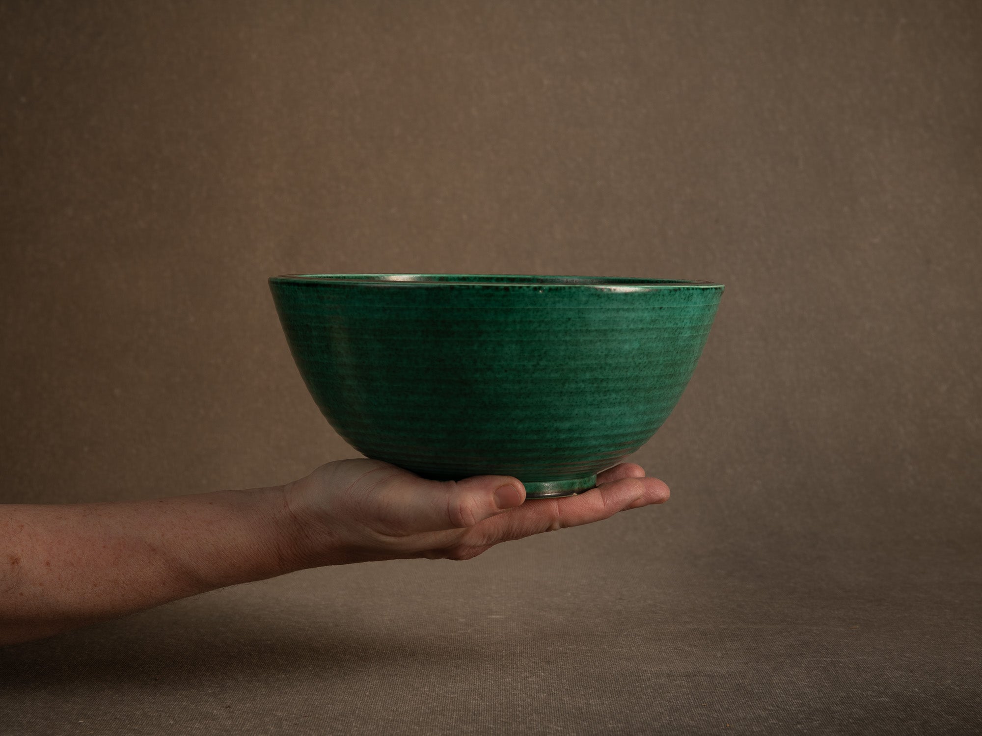 Coupe circulaire à la carpe koï en porcelaine de Wilhelm Kåge pour Gustavsberg, Suède (vers 1930-40)..Circular porcelain Koï carp bowl by Wilhelm Kåge for Gustavsberg, Sweden (c. 1930-40)