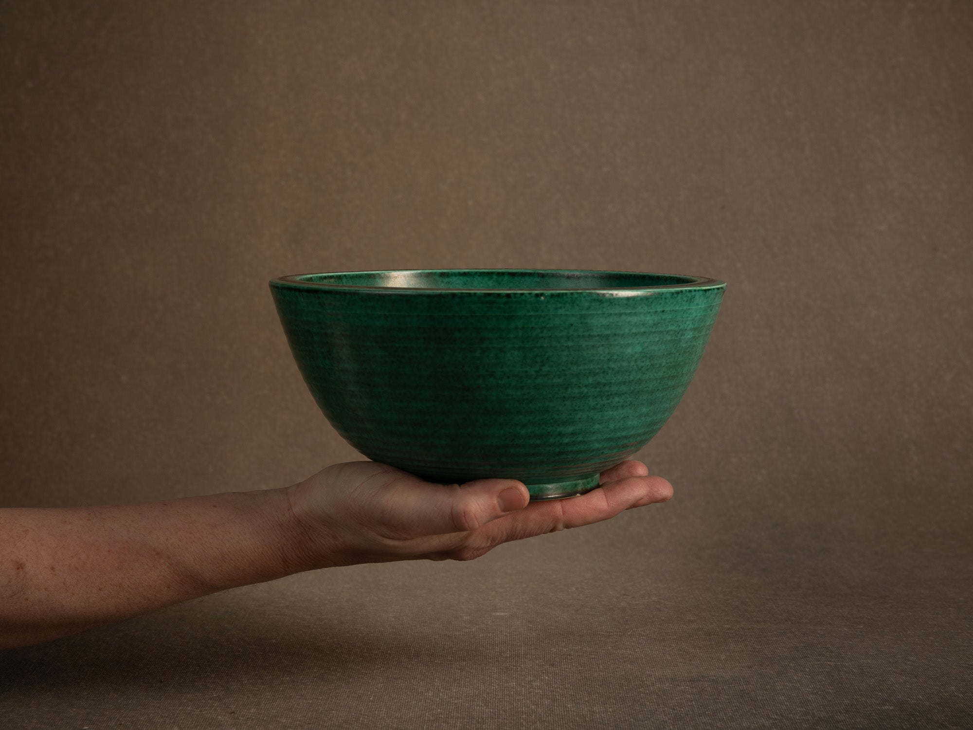 Coupe circulaire à la carpe koï en porcelaine de Wilhelm Kåge pour Gustavsberg, Suède (vers 1930-40)..Circular porcelain Koï carp bowl by Wilhelm Kåge for Gustavsberg, Sweden (c. 1930-40)