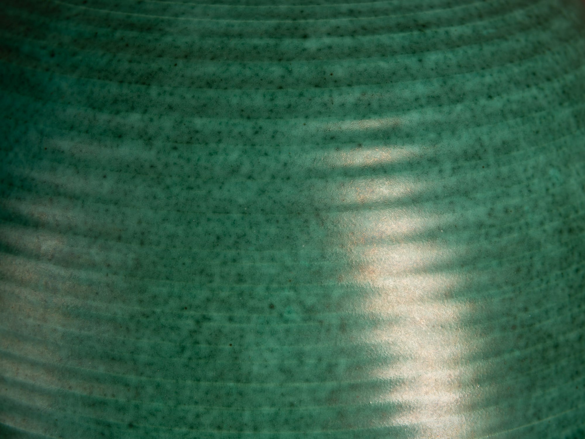 Coupe circulaire à la carpe koï en porcelaine de Wilhelm Kåge pour Gustavsberg, Suède (vers 1930-40)..Circular porcelain Koï carp bowl by Wilhelm Kåge for Gustavsberg, Sweden (c. 1930-40)