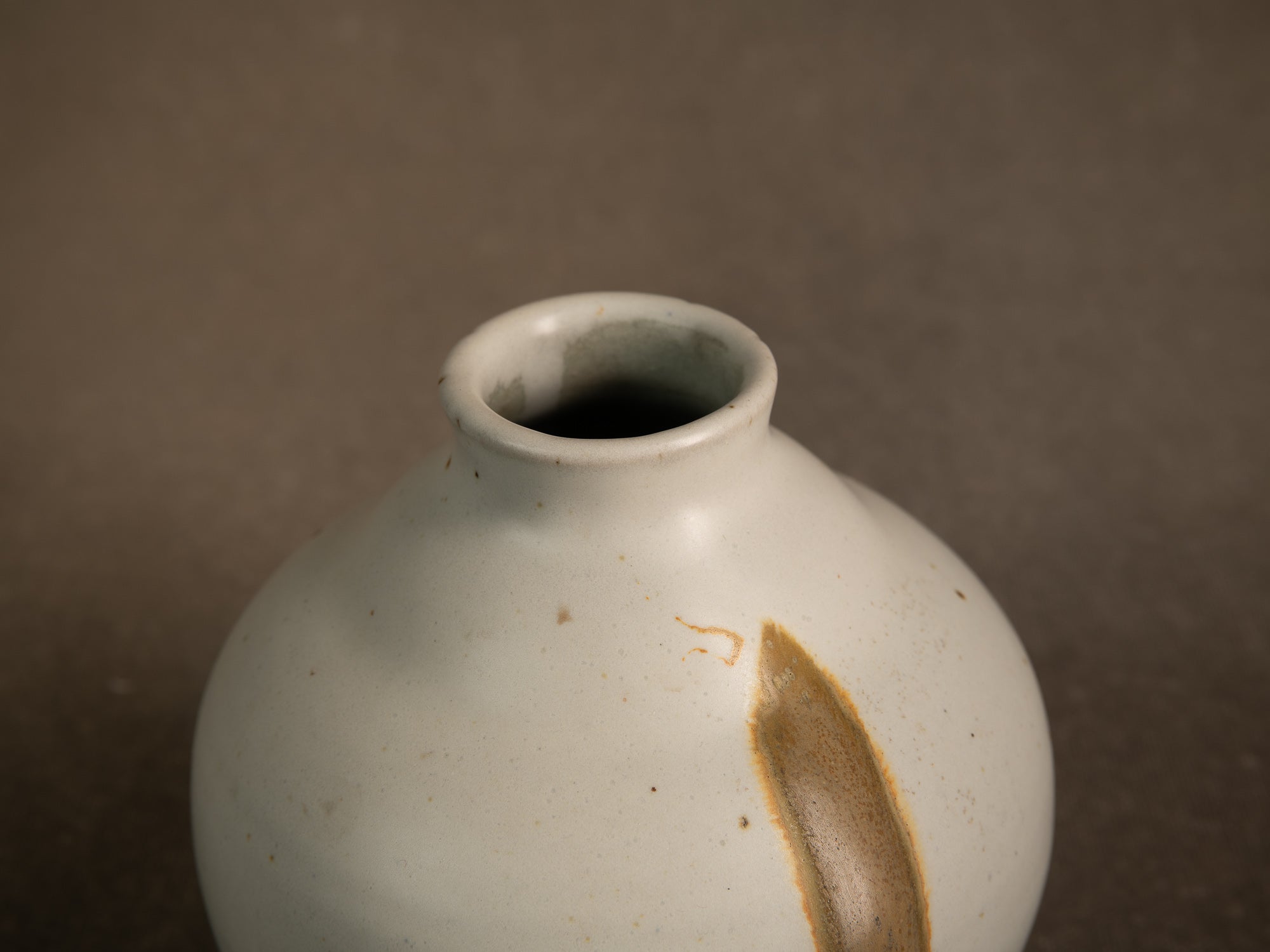 Vase boule en grès par Léon Pointu, France (vers 1930)..Stoneware japonisme vase by Léon Pointu, France (circa 1930)