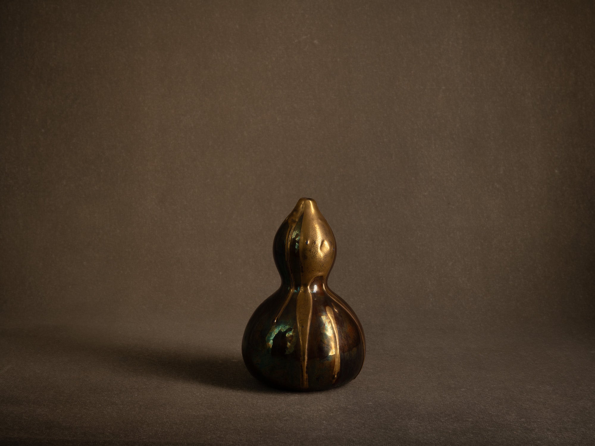 Remarquable vase Art Nouveau hyotan lustré à l'imitation des kintsugi signé G. Legrand, France (vers 1910-15)..Oustanding lustered japonisme double gourd vase by R.Legrand, France (circa 1910-15)