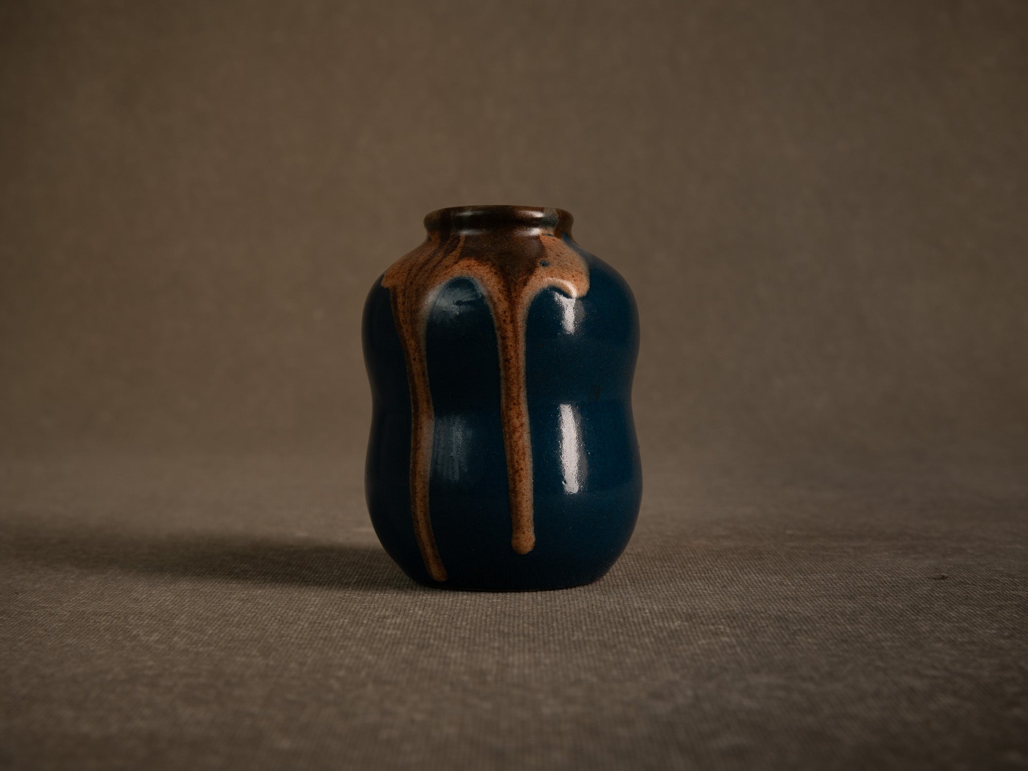 Cha‑ire, pot à poussière de thé en grès par Léon Pointu, France (vers 1930)..Chaire, stoneware tea dust pot by Léon Pointu, France (circa 1930)