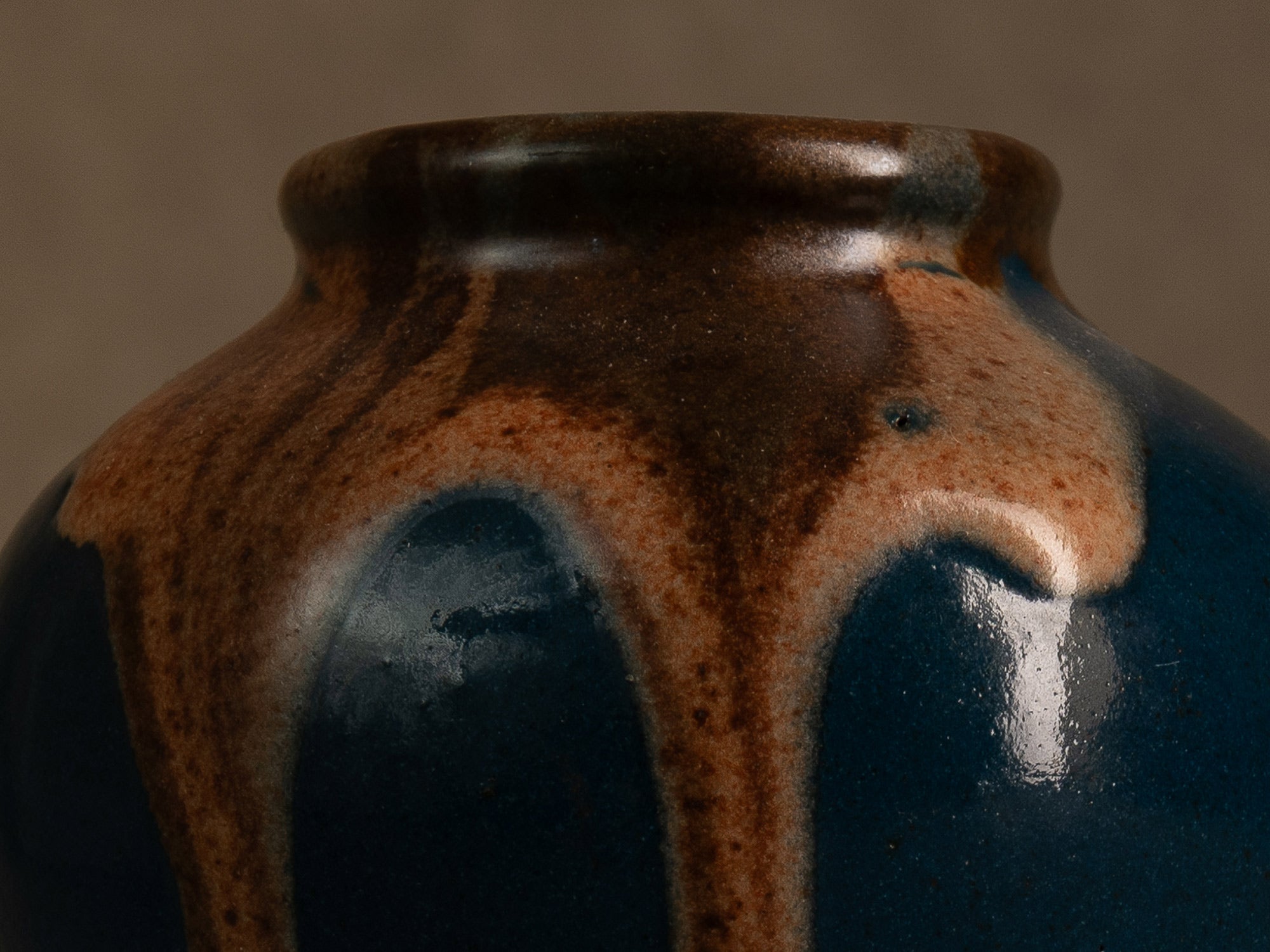Cha‑ire, pot à poussière de thé en grès par Léon Pointu, France (vers 1930)..Chaire, stoneware tea dust pot by Léon Pointu, France (circa 1930)