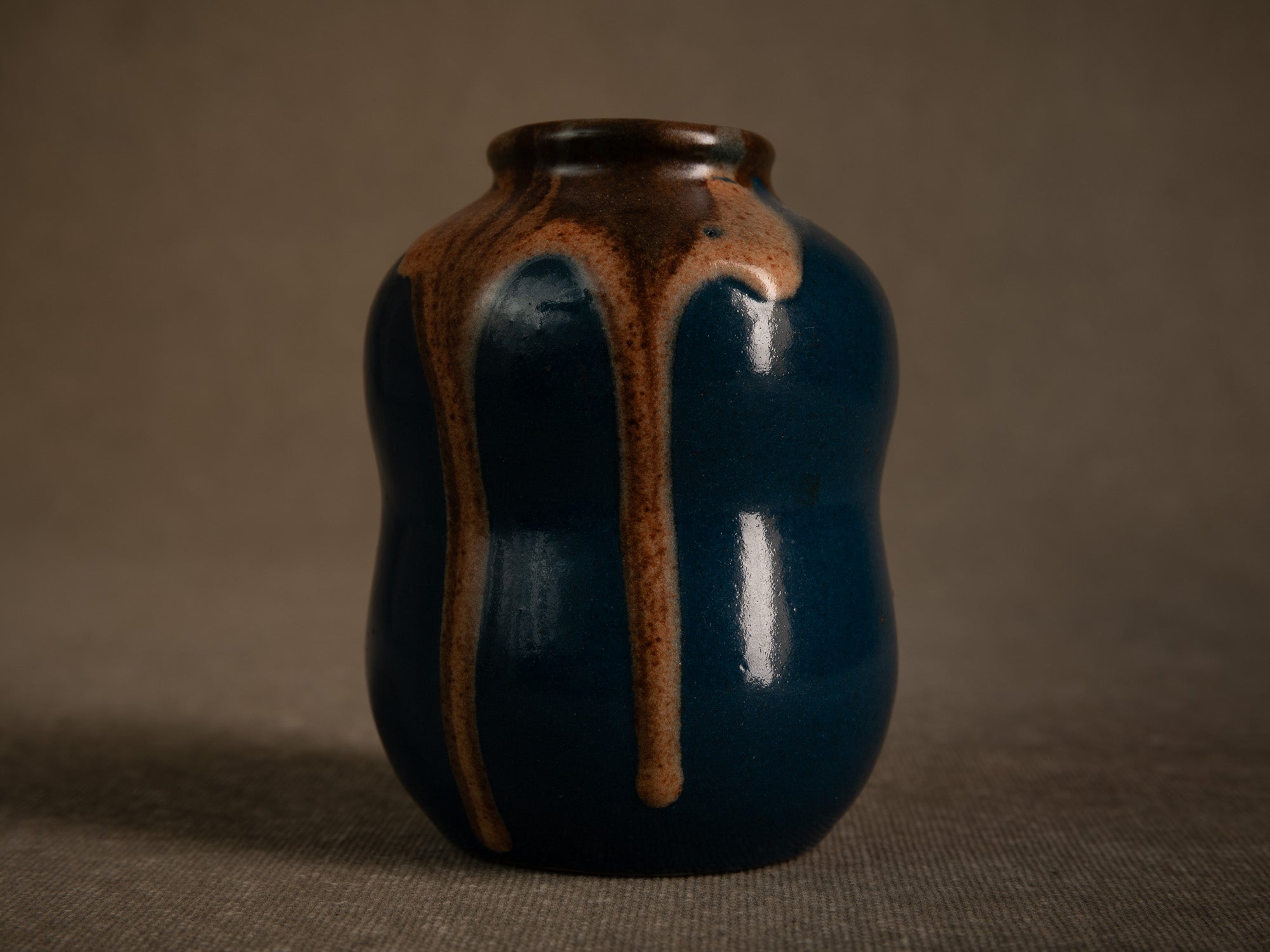 Cha‑ire, pot à poussière de thé en grès par Léon Pointu, France (vers 1930)..Chaire, stoneware tea dust pot by Léon Pointu, France (circa 1930)