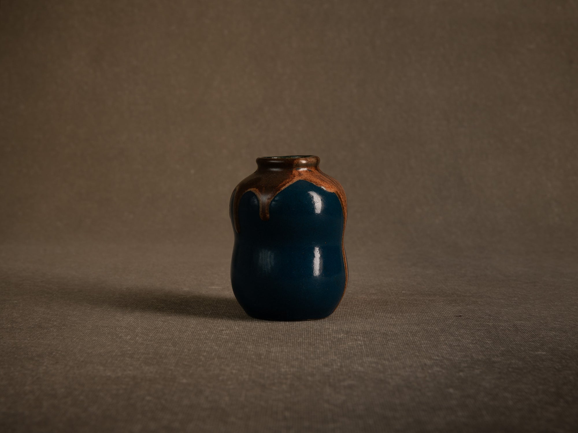 Cha‑ire, pot à poussière de thé en grès par Léon Pointu, France (vers 1930)..Chaire, stoneware tea dust pot by Léon Pointu, France (circa 1930)