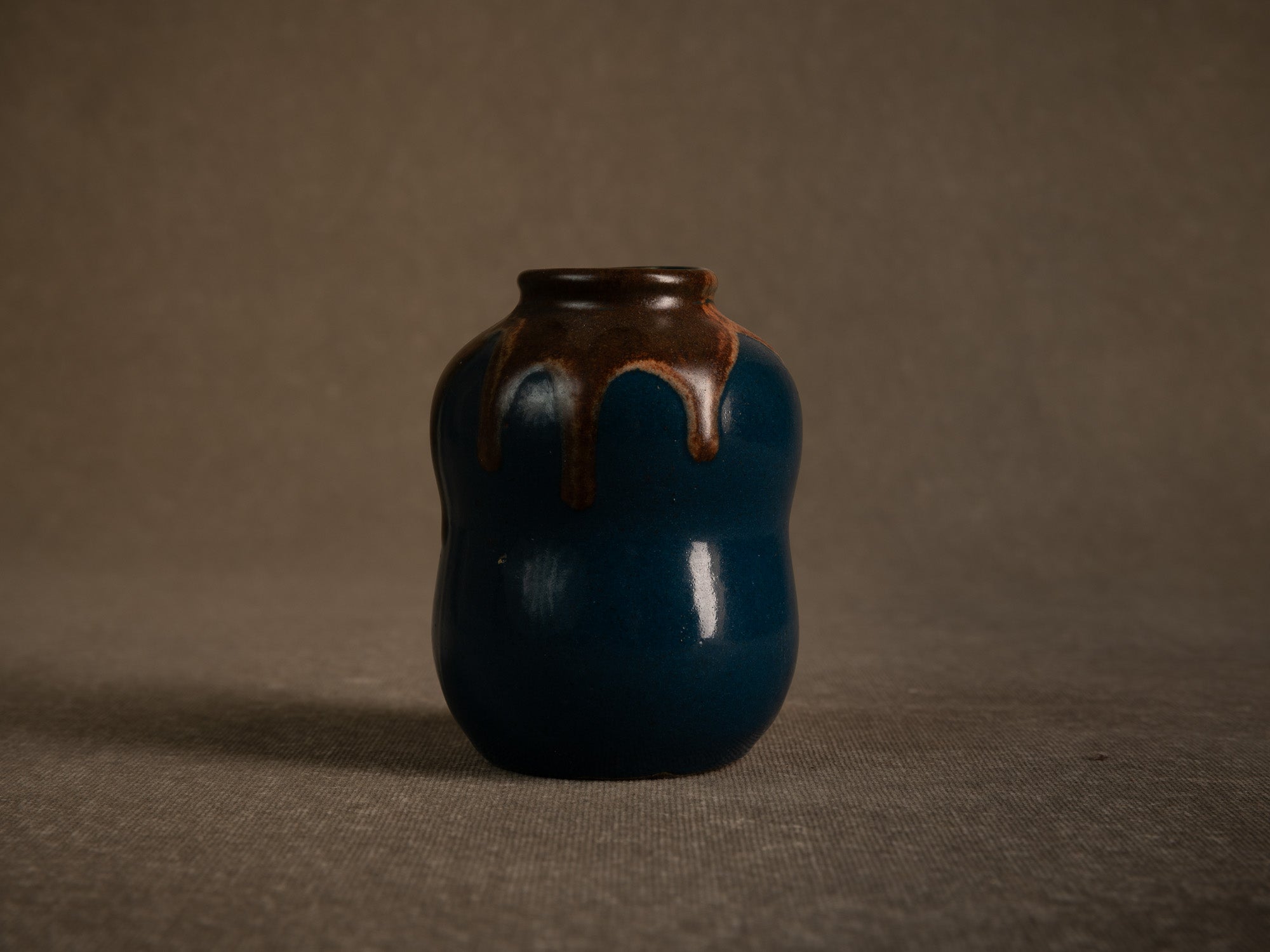 Cha‑ire, pot à poussière de thé en grès par Léon Pointu, France (vers 1930)..Chaire, stoneware tea dust pot by Léon Pointu, France (circa 1930)