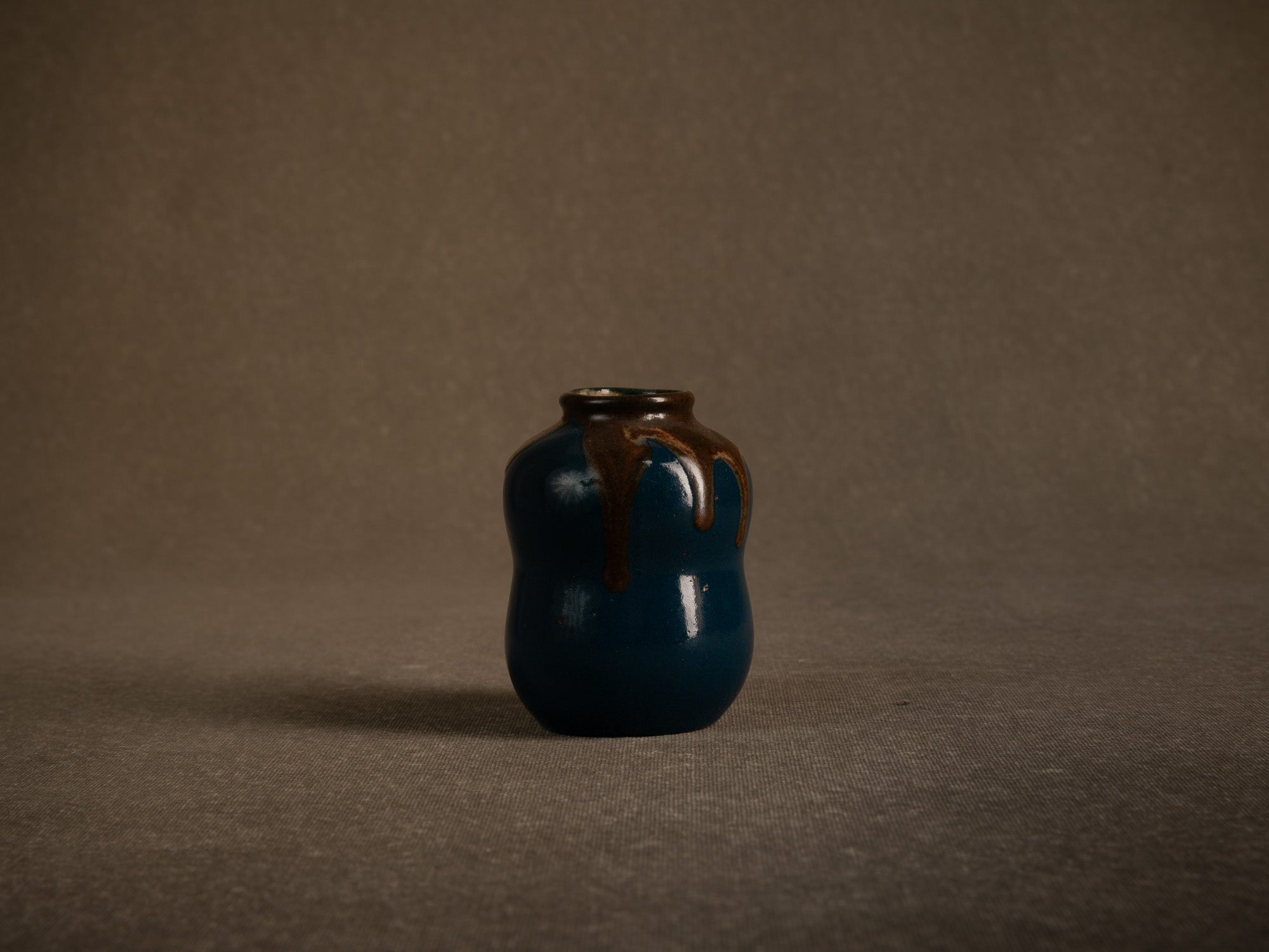 Cha‑ire, pot à poussière de thé en grès par Léon Pointu, France (vers 1930)..Chaire, stoneware tea dust pot by Léon Pointu, France (circa 1930)