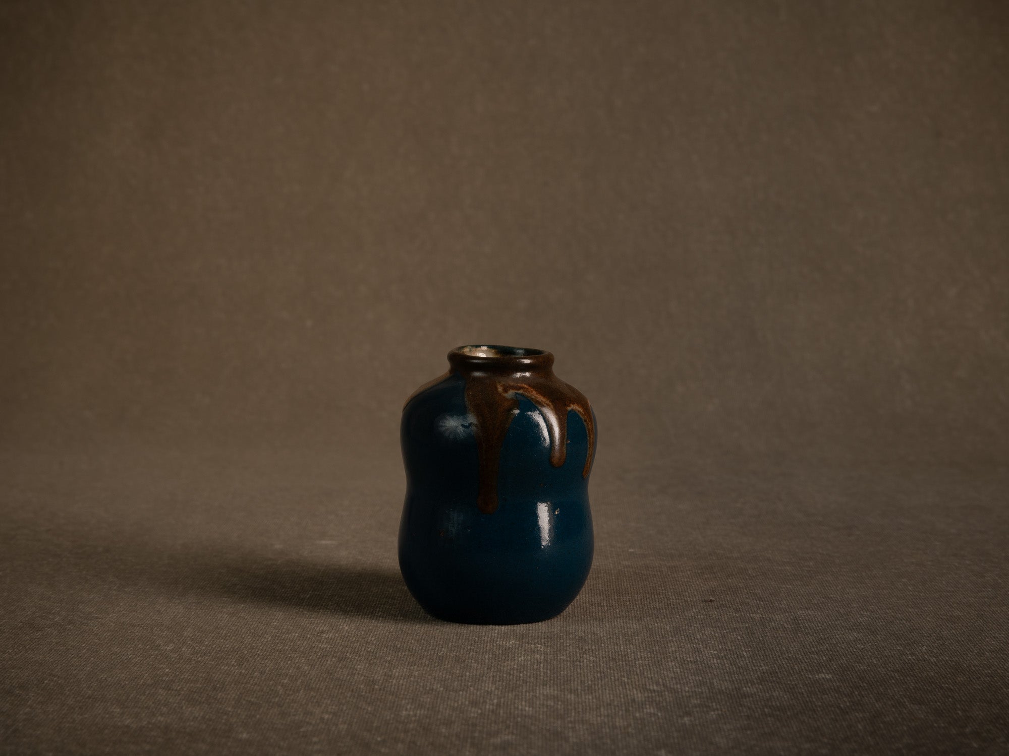 Cha‑ire, pot à poussière de thé en grès par Léon Pointu, France (vers 1930)..Chaire, stoneware tea dust pot by Léon Pointu, France (circa 1930)
