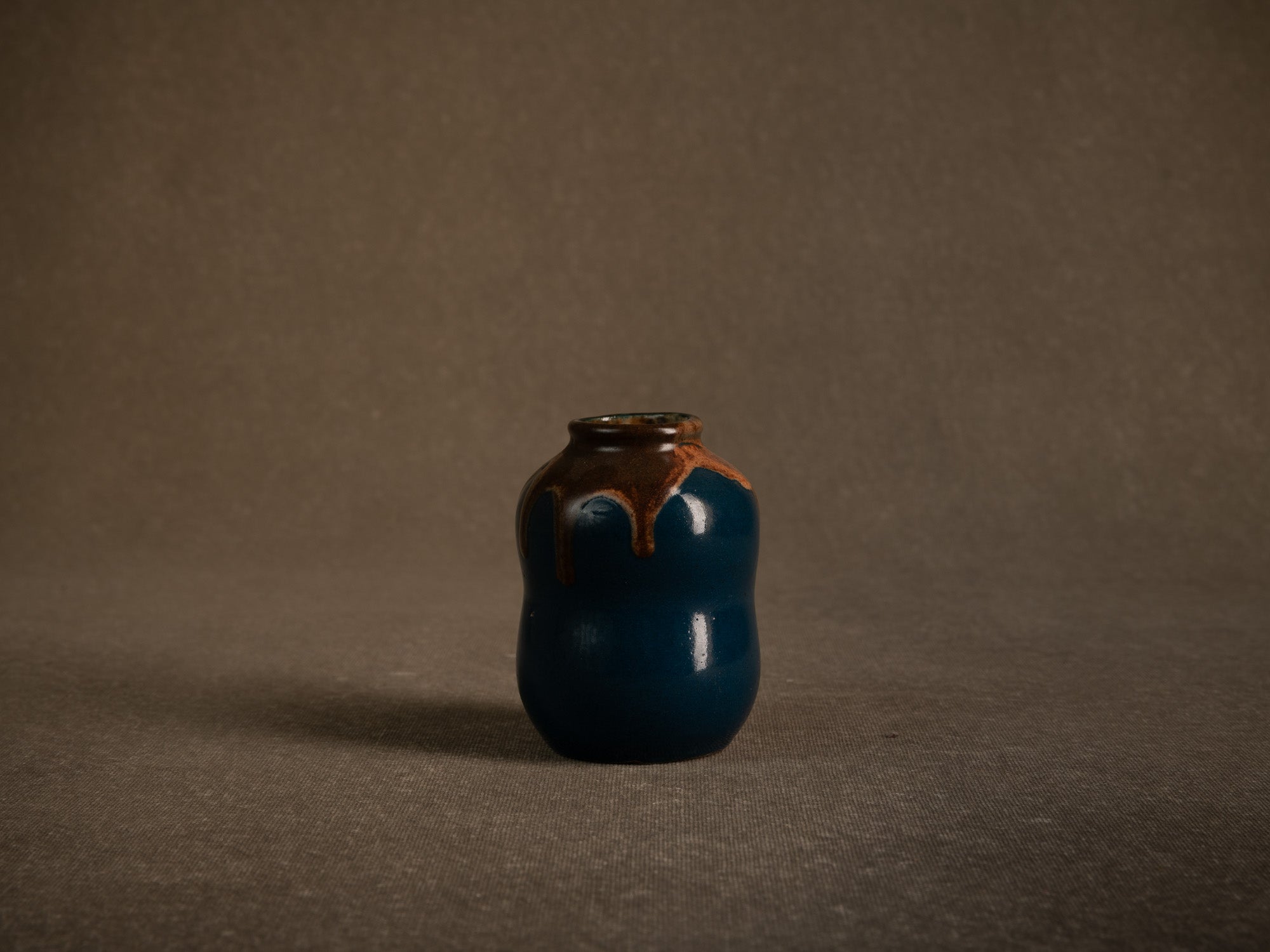 Cha‑ire, pot à poussière de thé en grès par Léon Pointu, France (vers 1930)..Chaire, stoneware tea dust pot by Léon Pointu, France (circa 1930)