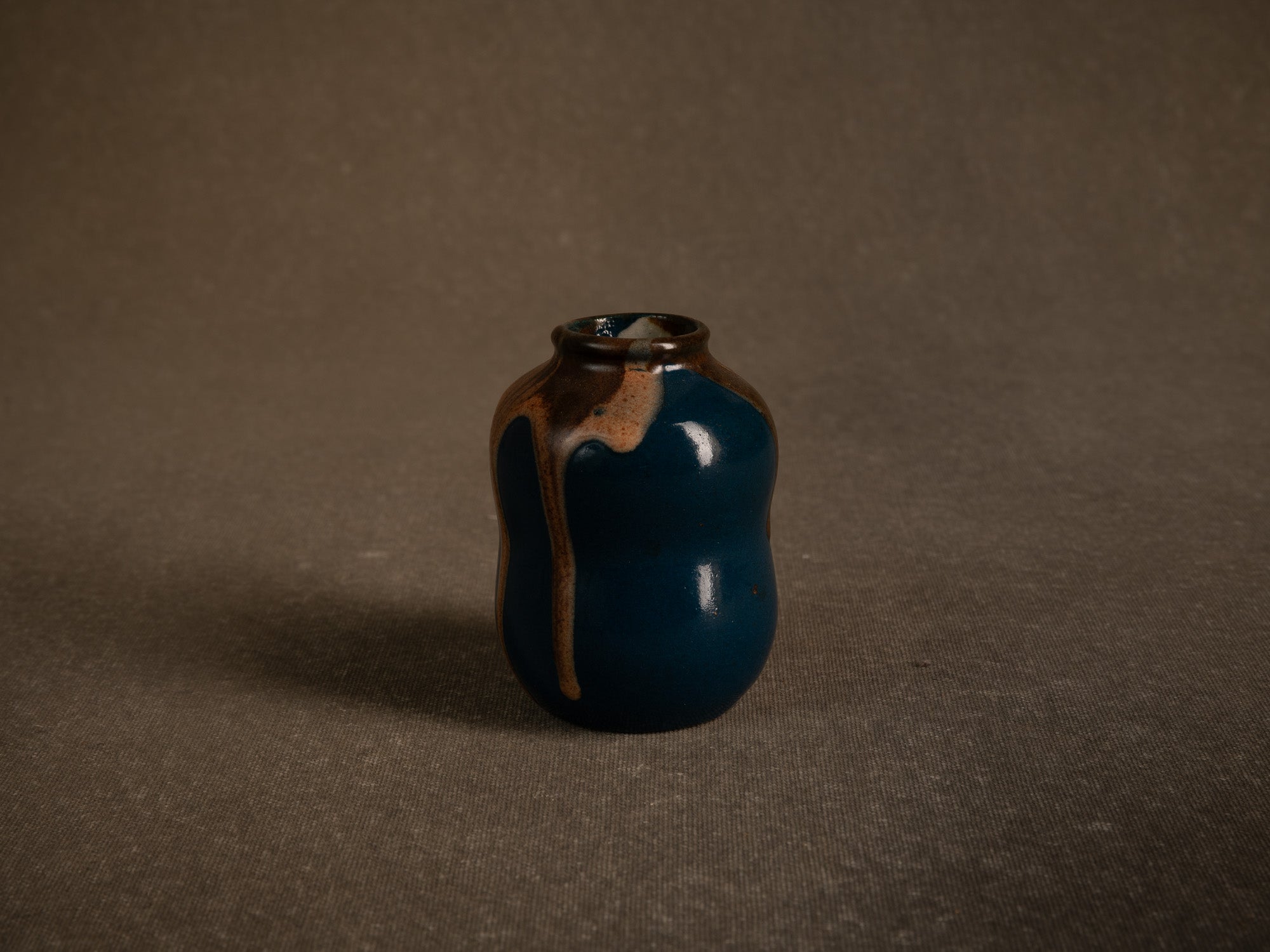 Cha‑ire, pot à poussière de thé en grès par Léon Pointu, France (vers 1930)..Chaire, stoneware tea dust pot by Léon Pointu, France (circa 1930)